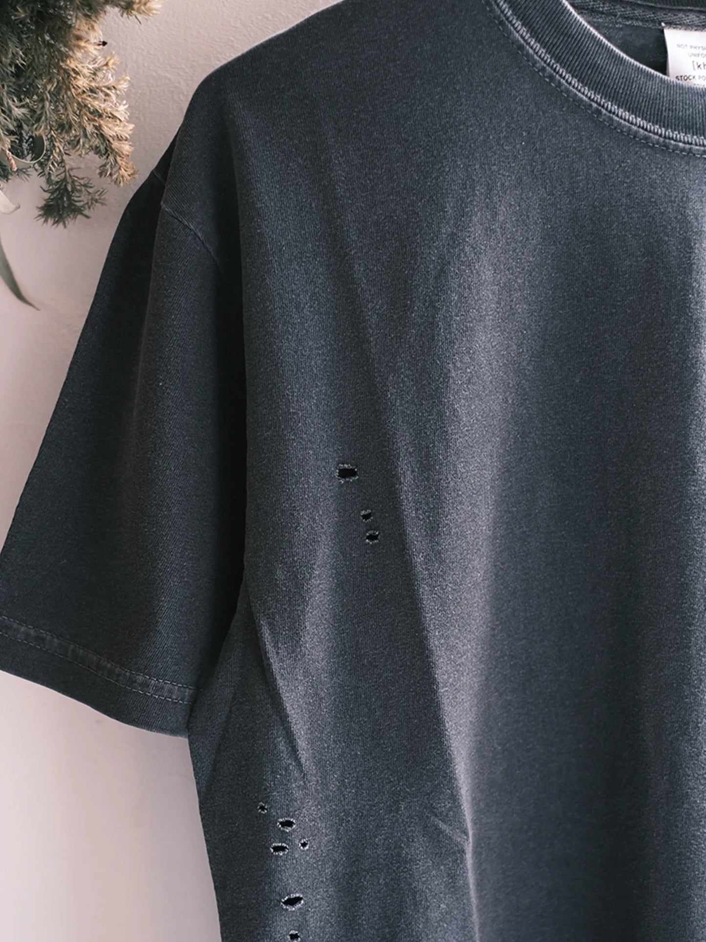 Kha:ki "DAMAGE & PAINT TEE"