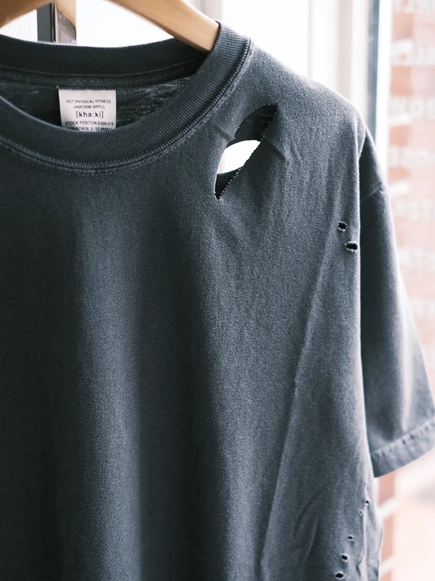 Kha:ki "DAMAGE & PAINT TEE"