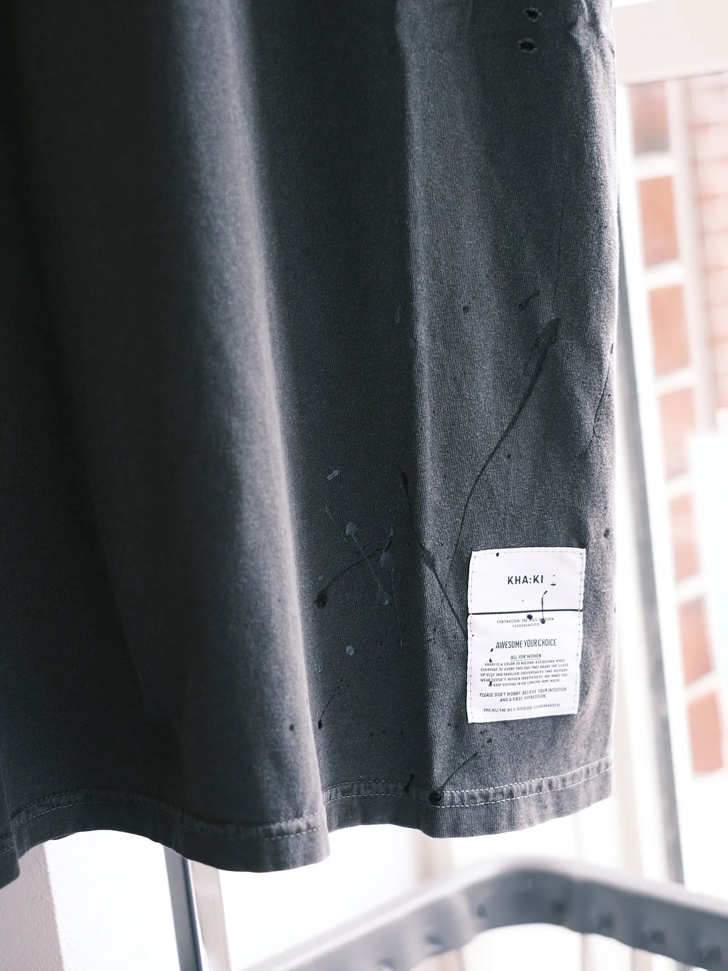 Kha:ki "DAMAGE & PAINT TEE"