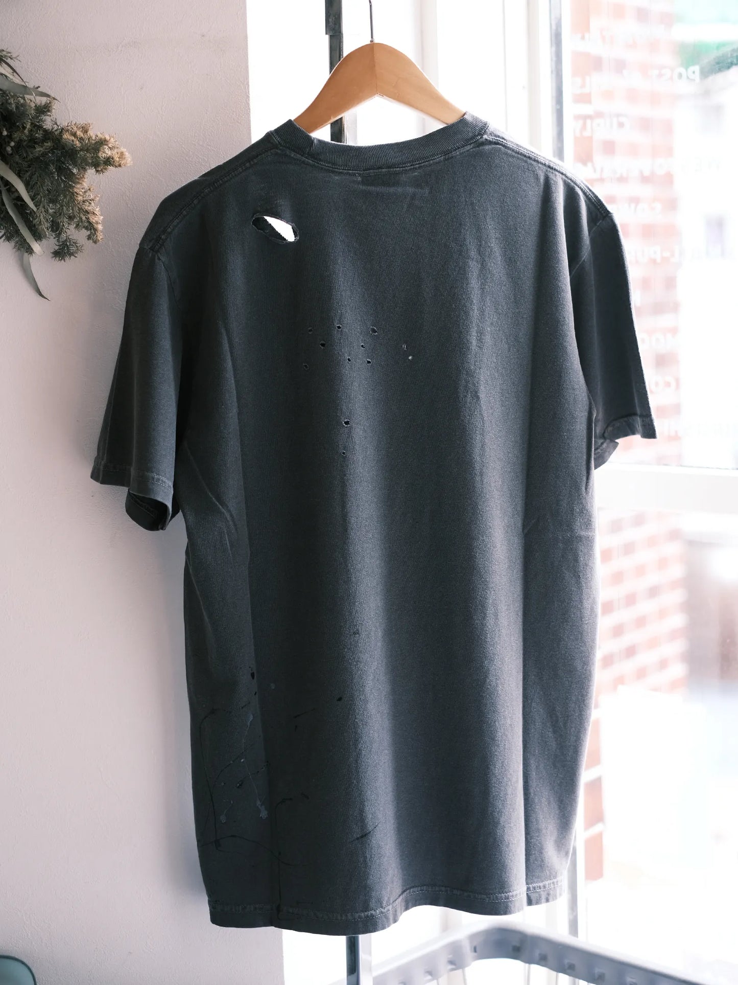 Kha:ki "DAMAGE & PAINT TEE"