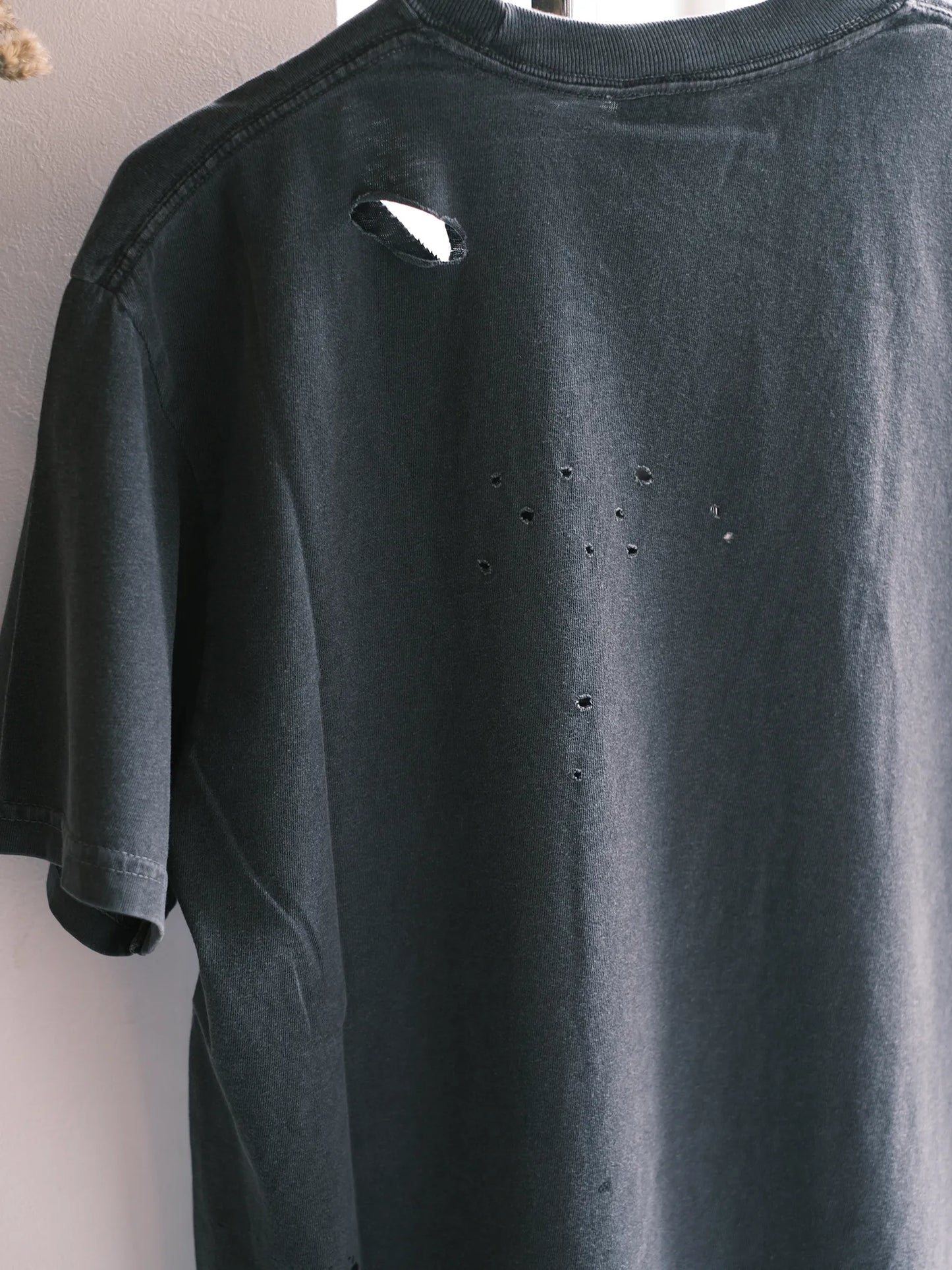 Kha:ki "DAMAGE & PAINT TEE"