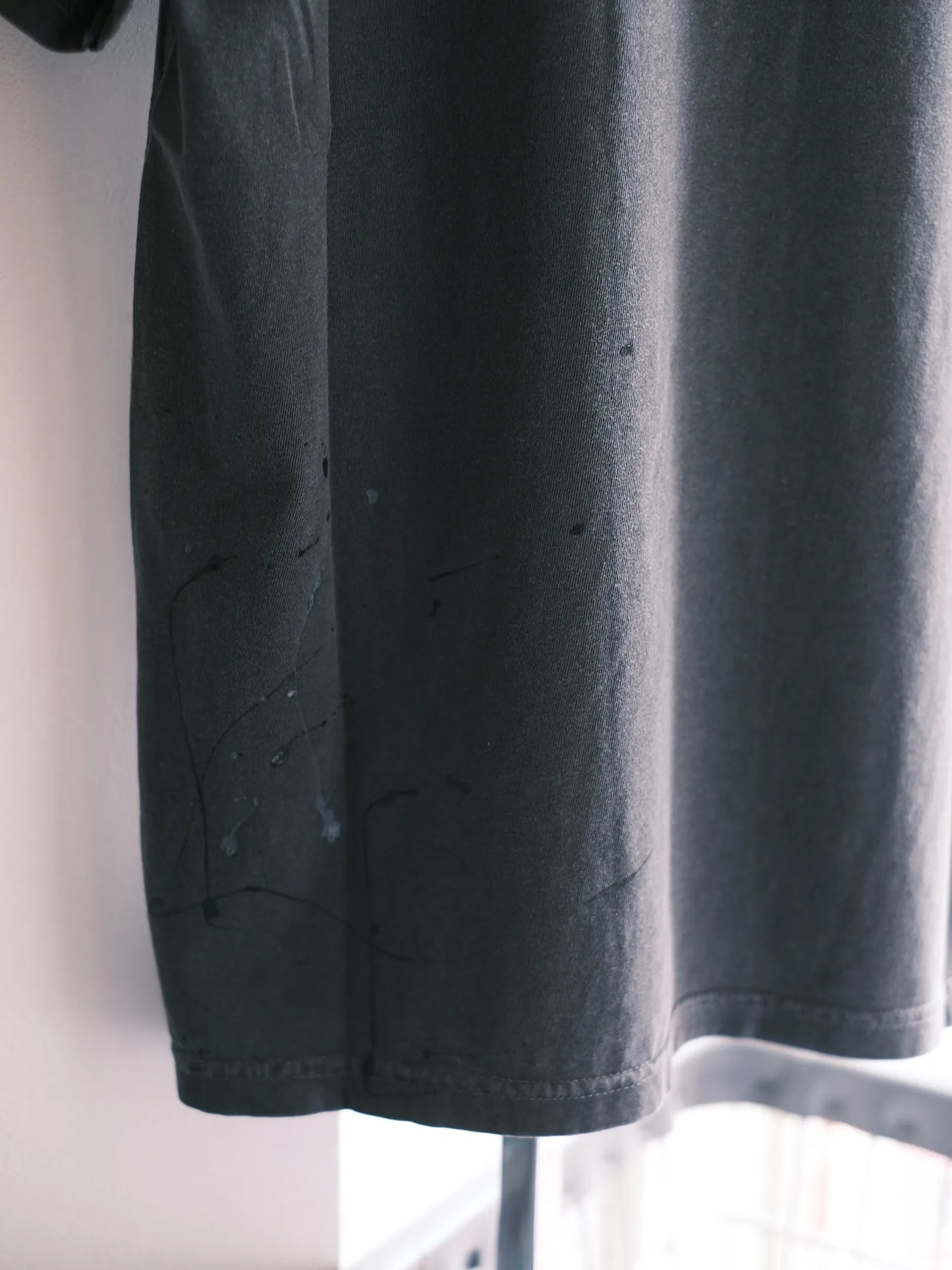 Kha:ki "DAMAGE & PAINT TEE"