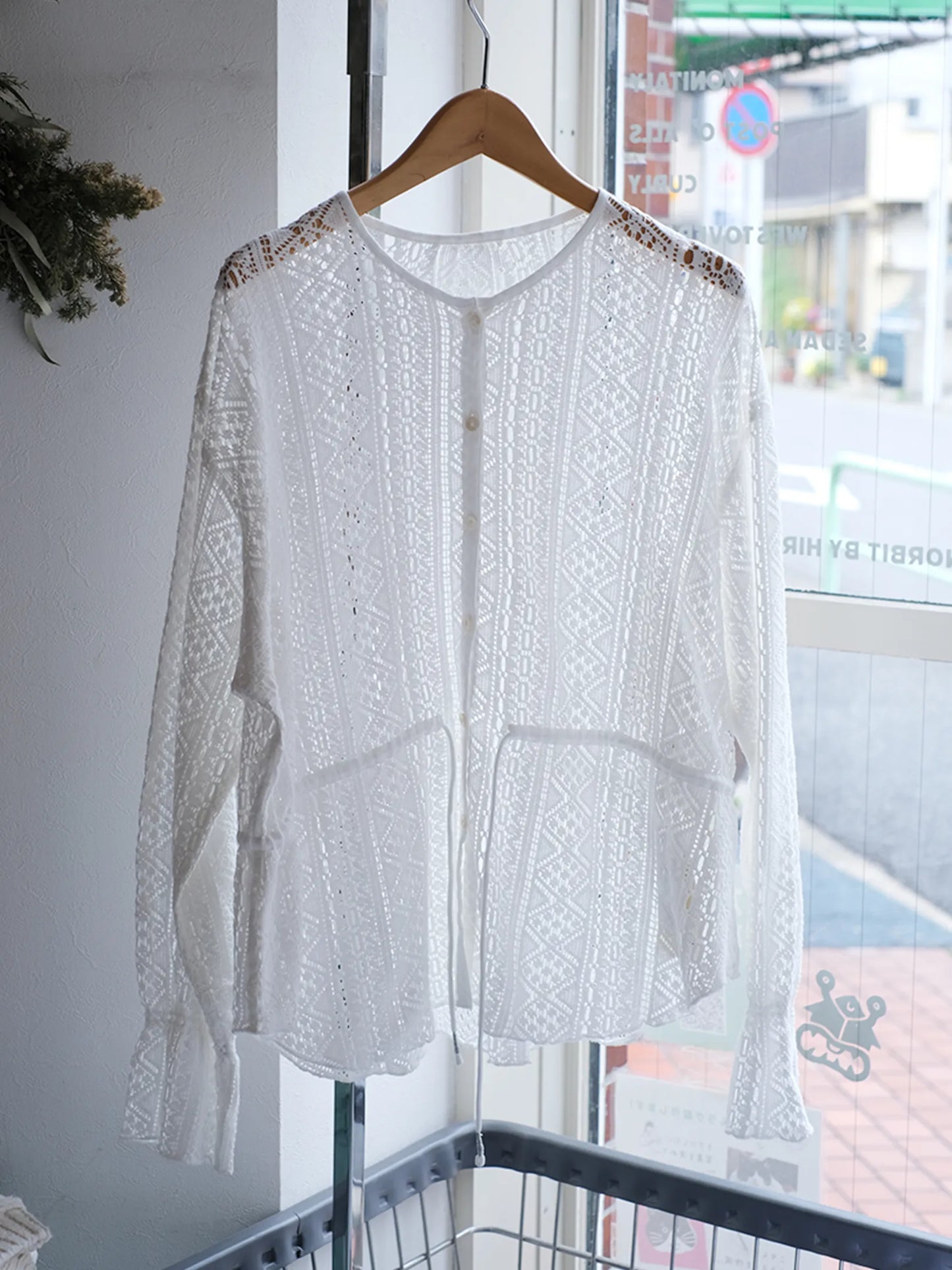 Le Melange "レースクルーネックブラウス"