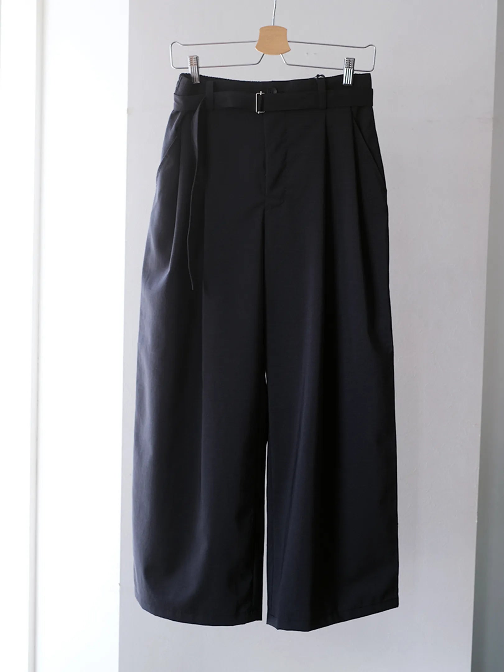 manon "TAFFETA TWO TUCK WIDE PANTS"(2colors)