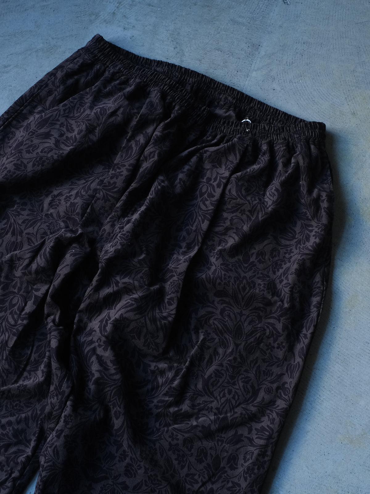 weac. "ONE TUCK EASY PANTS(D.BROWN FLOWER)"