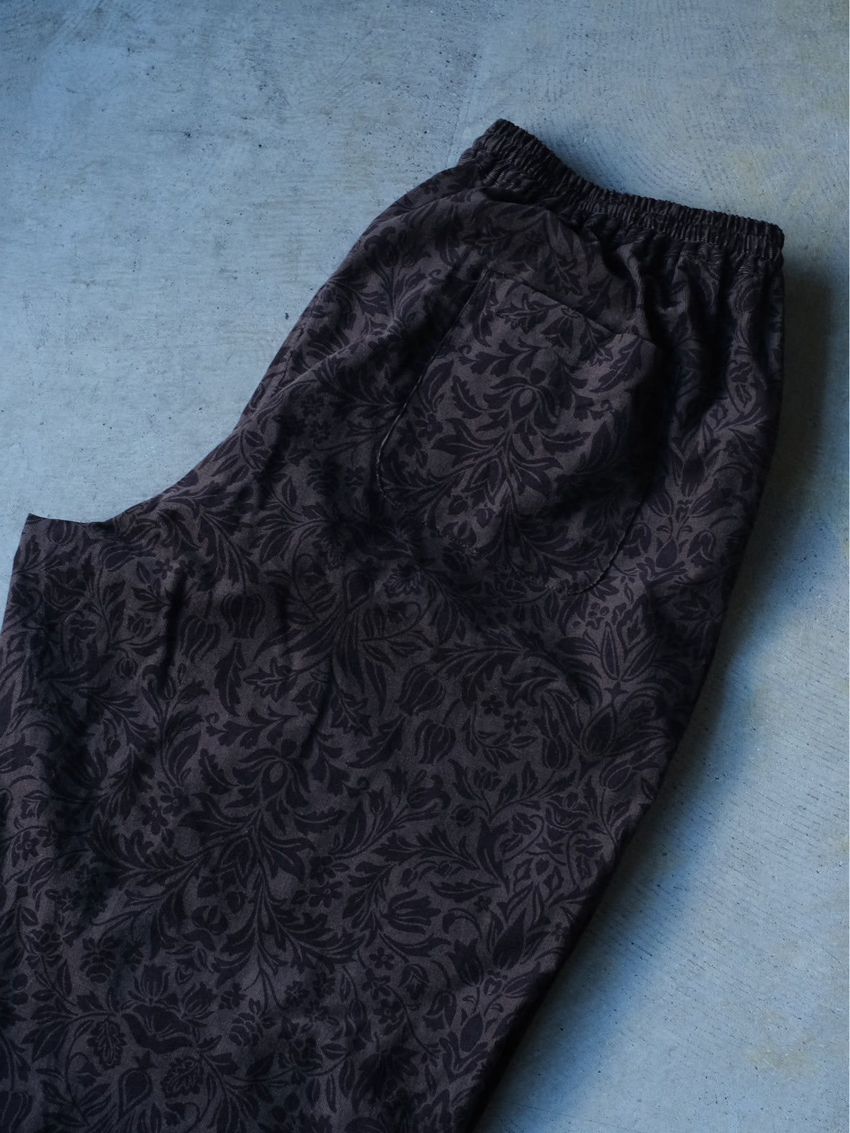 weac. "ONE TUCK EASY PANTS(D.BROWN FLOWER)"