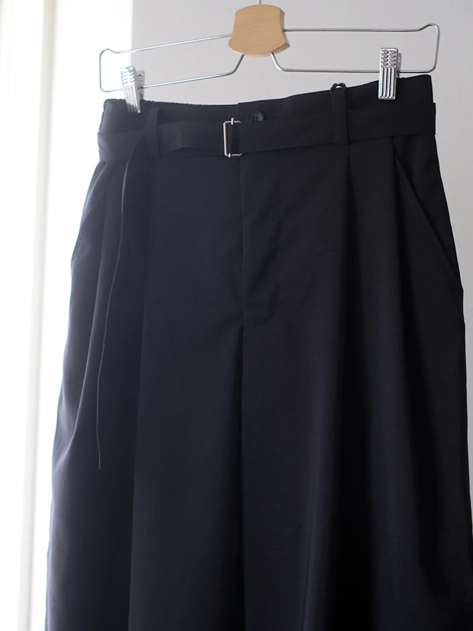 manon "TAFFETA TWO TUCK WIDE PANTS"(2colors)