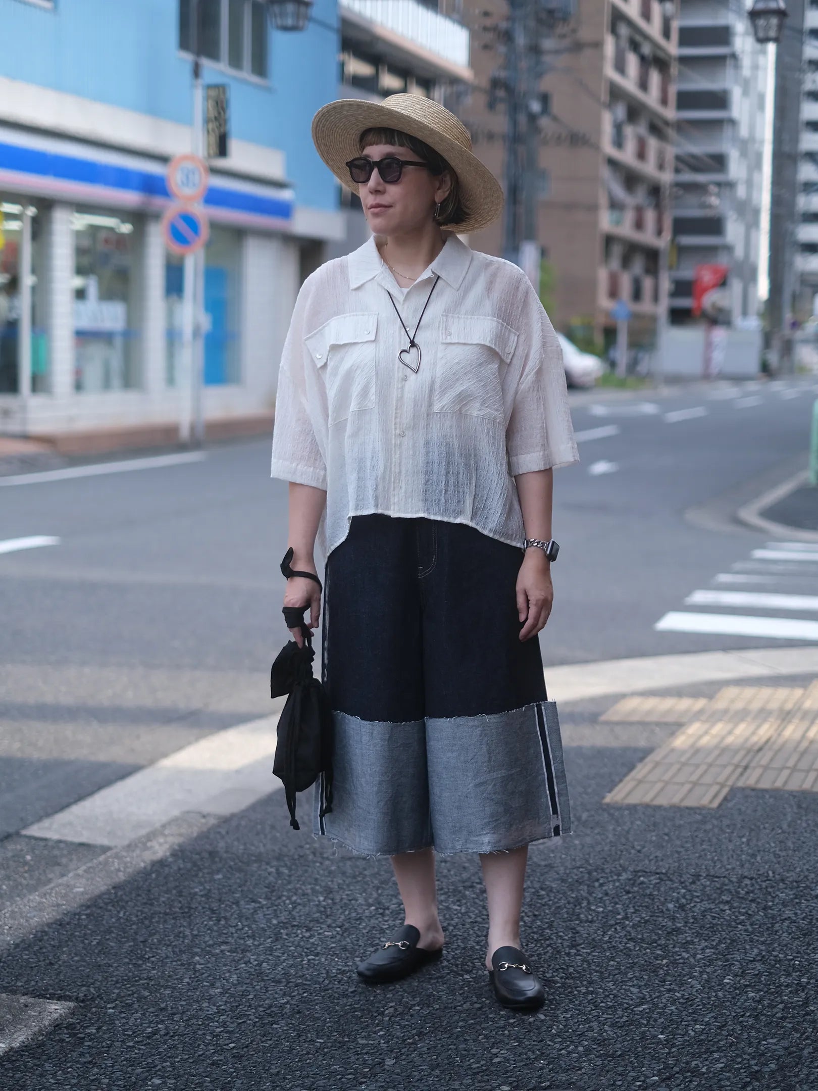 GO TO HOLLYWOOD  "Denim Roll Up Sparkle Jorts(LADIES)"