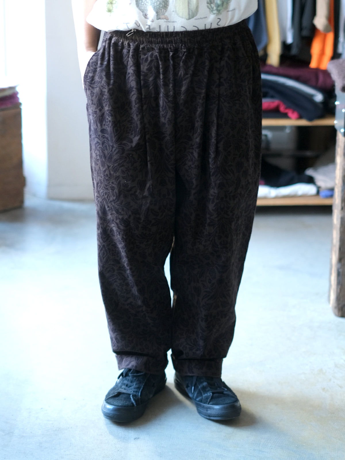 weac. "ONE TUCK EASY PANTS(D.BROWN FLOWER)"