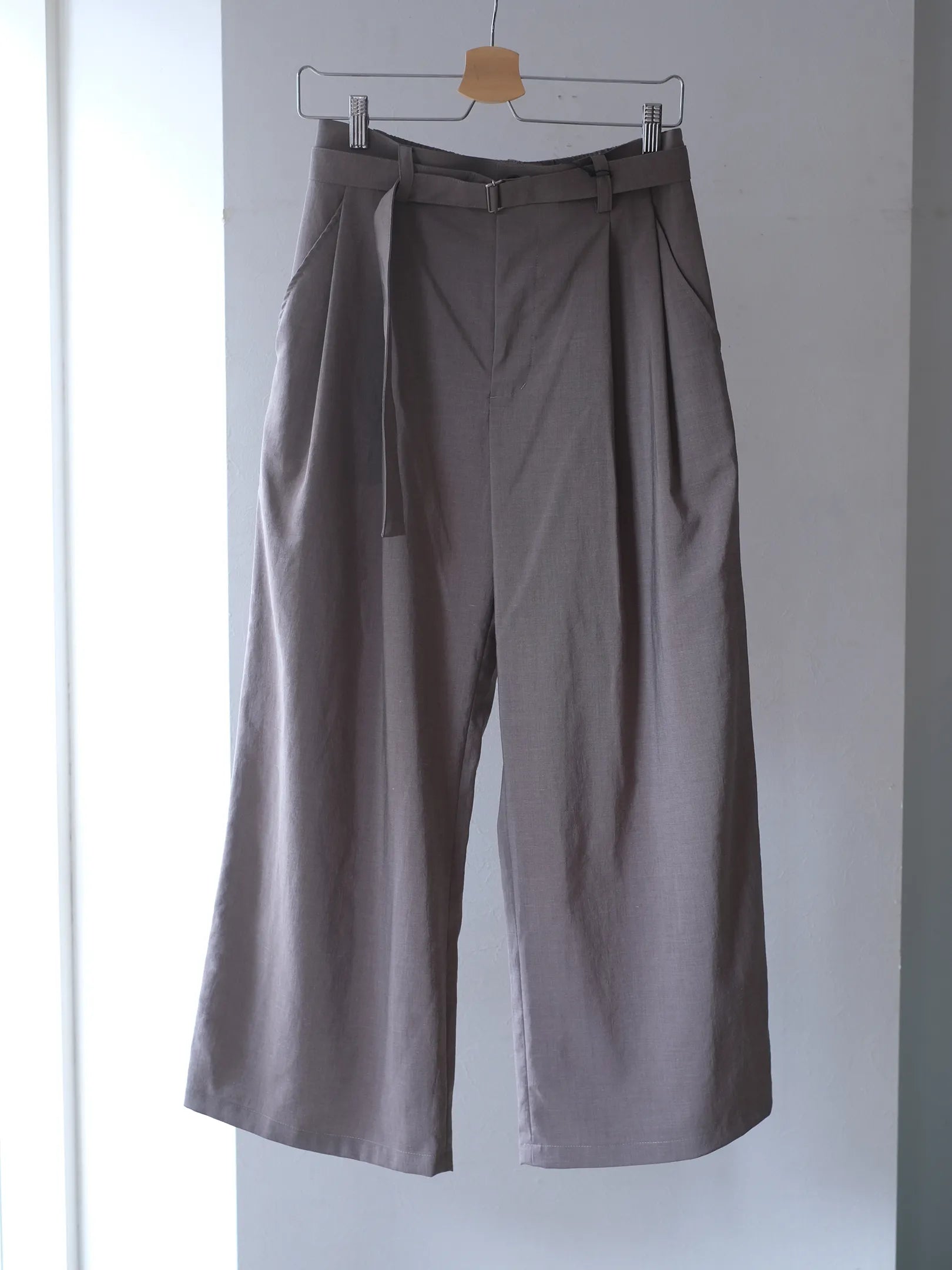 manon "TAFFETA TWO TUCK WIDE PANTS"(2colors)