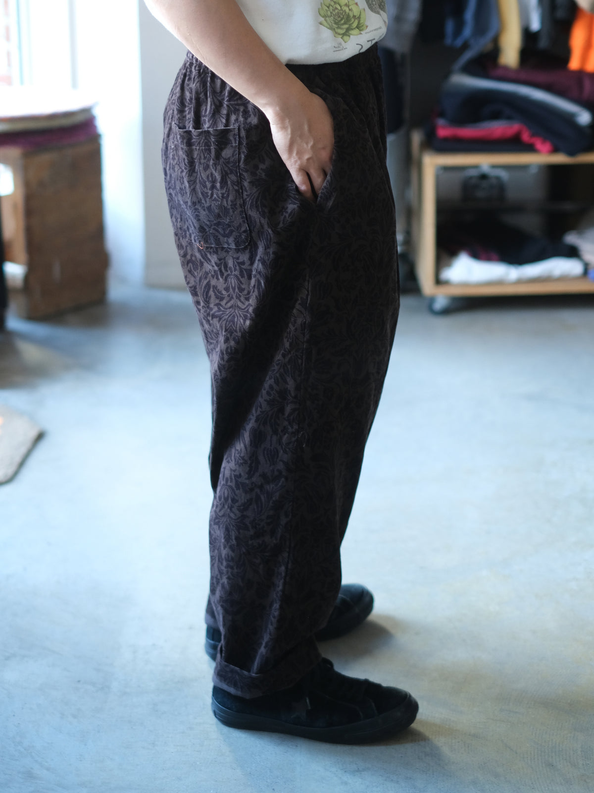 weac. "ONE TUCK EASY PANTS(D.BROWN FLOWER)"