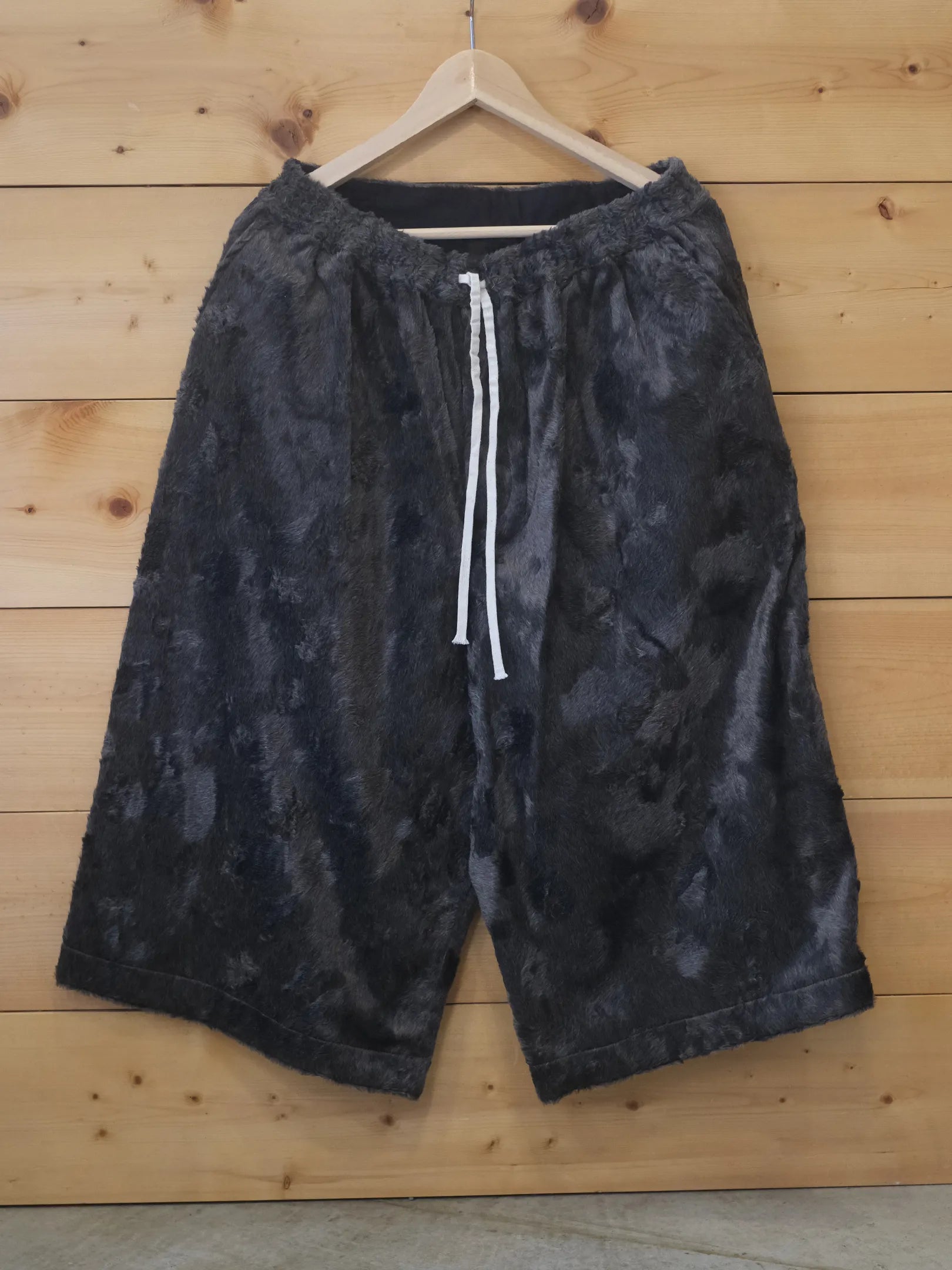 児島新鮮組  "BIG BULB SHORTS (BROWN FUR)"