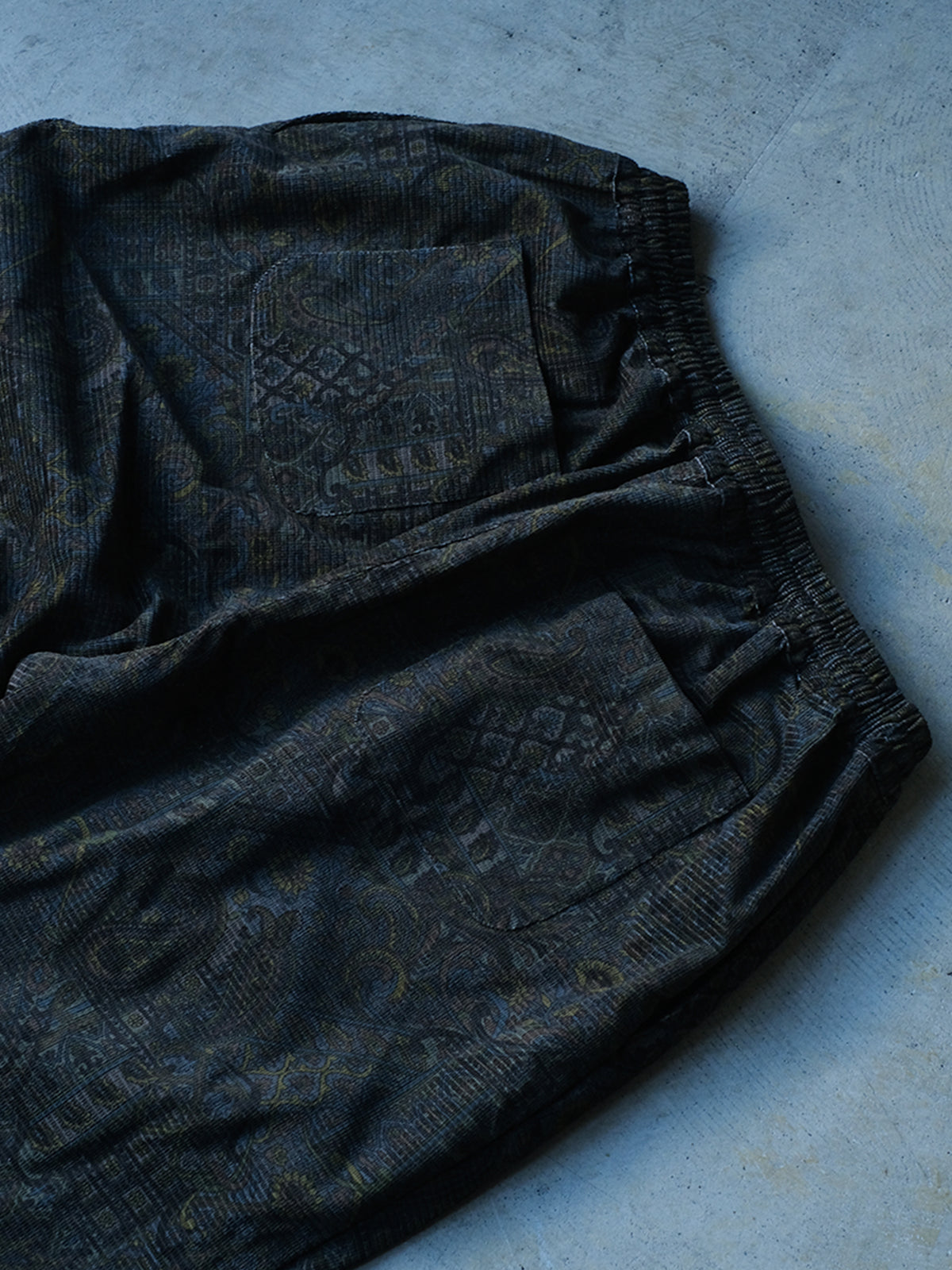 weac. "ONE TUCK EASY PANTS(GRAY PAISLEY)"