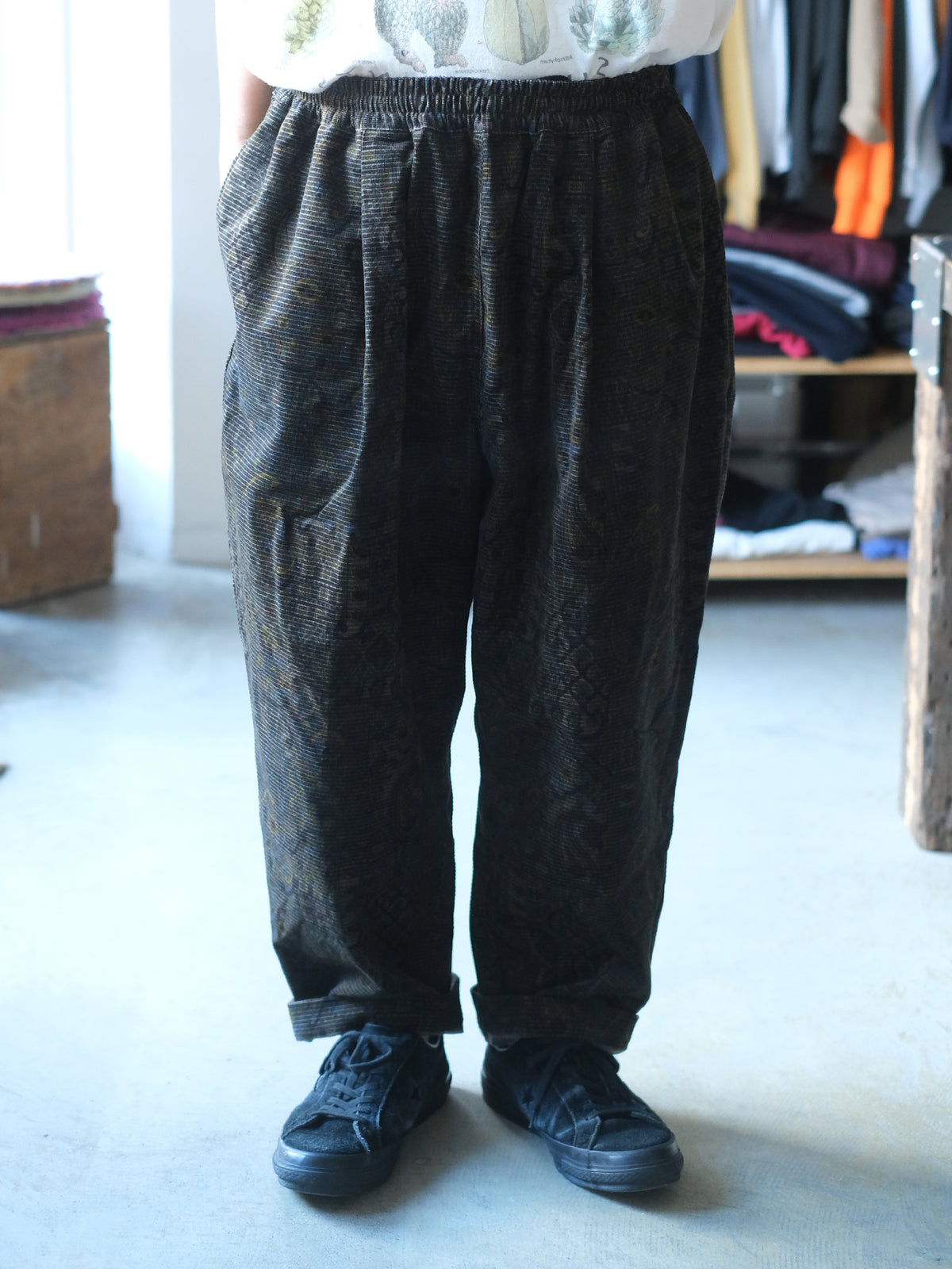 weac. "ONE TUCK EASY PANTS(GRAY PAISLEY)"