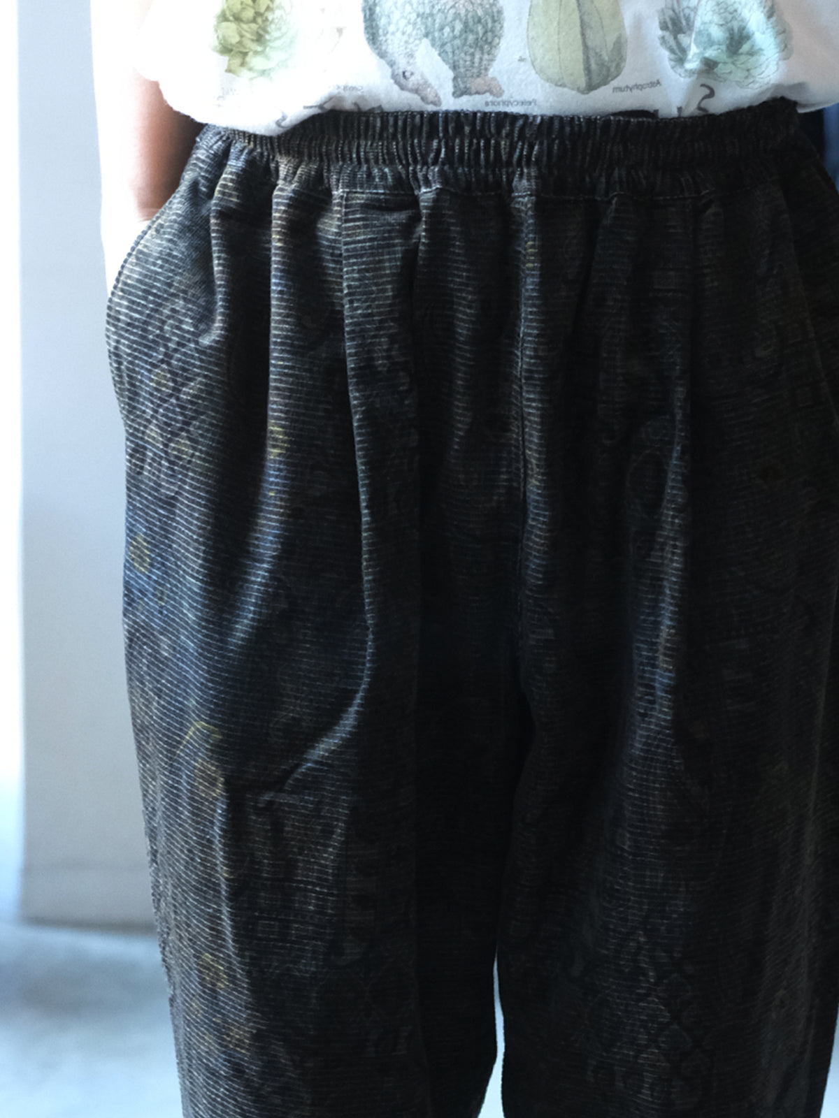 weac. "ONE TUCK EASY PANTS(GRAY PAISLEY)"