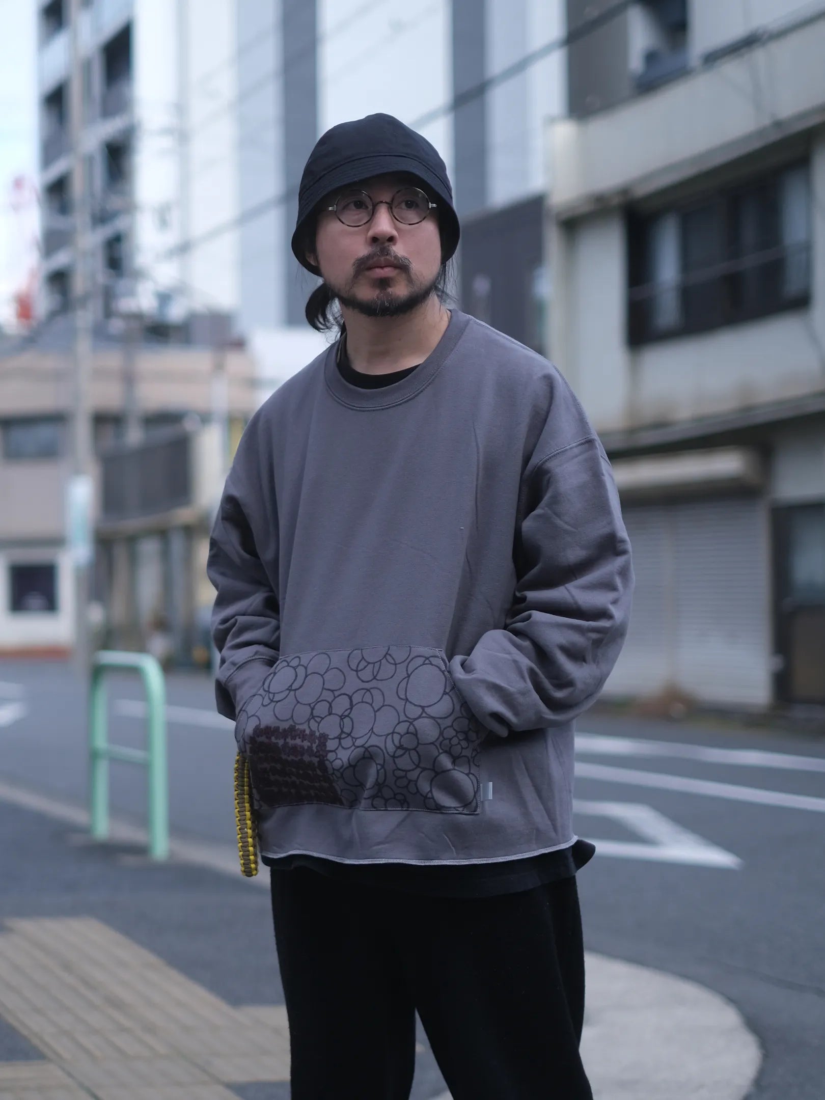 SFRN×Panio   GILDAN CUSTOM FRONT POCKET CREW SWEAT (Charcoal)