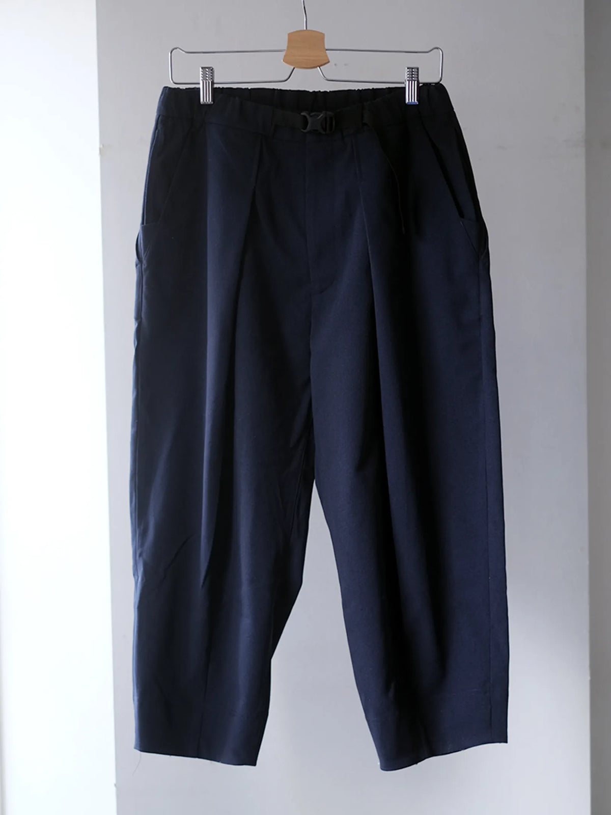 norbit by Hiroshi Nozawa "Tech Wool Cropped Easy Pants(NAVY)"