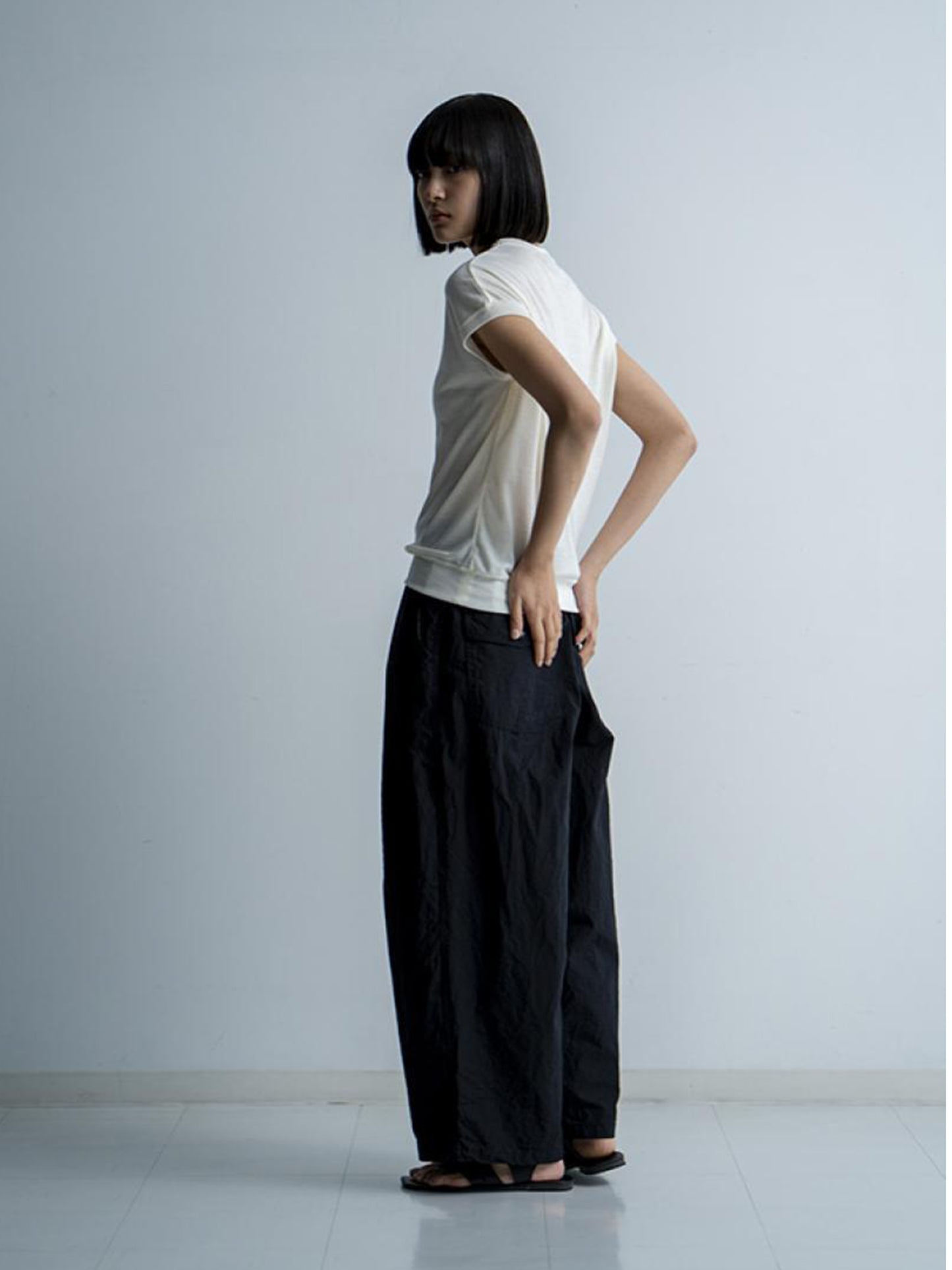 manon "LIP CLOTHTHREE TUCKWIDE PANTS(2colors)"
