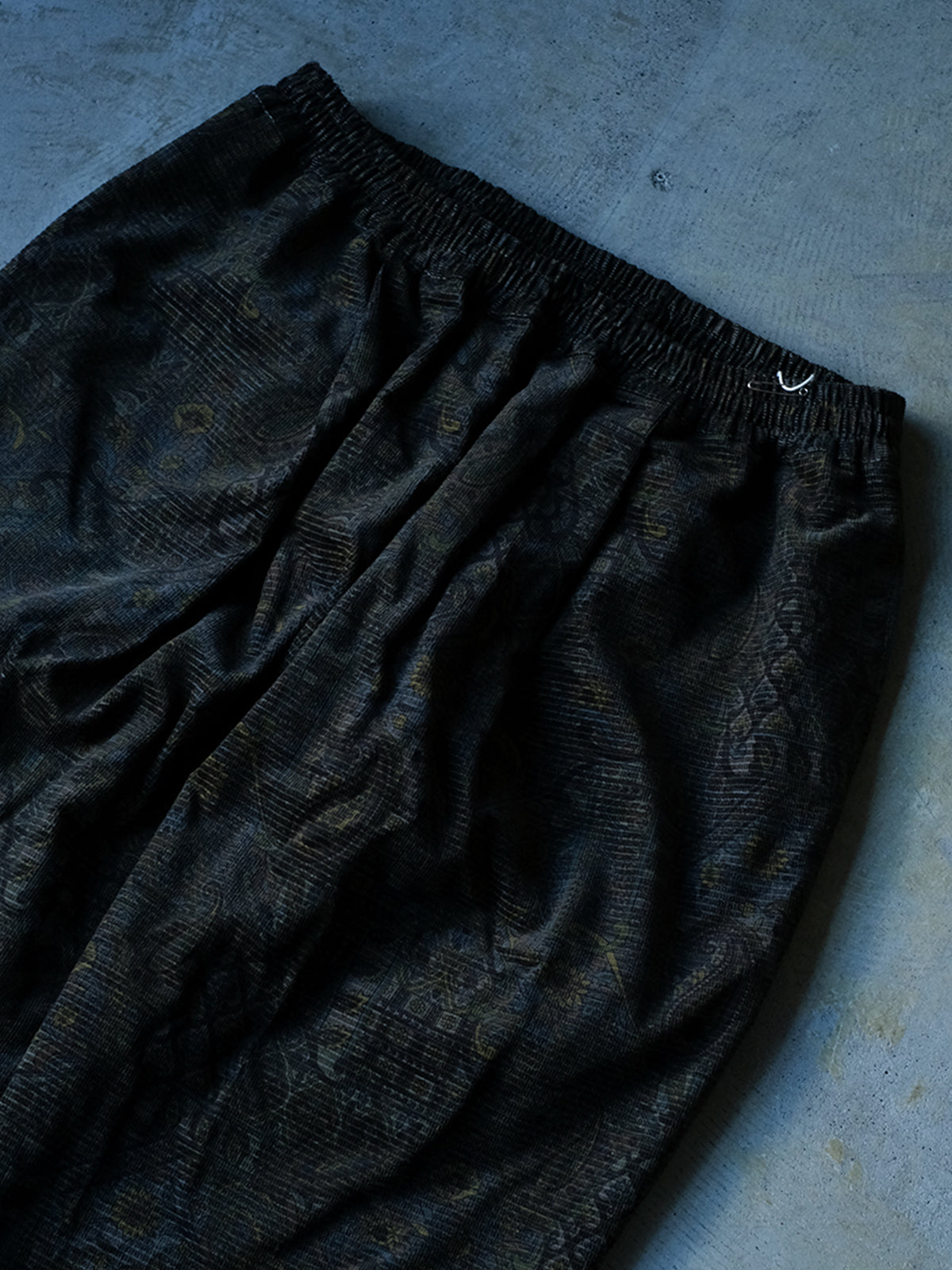 weac. "ONE TUCK EASY PANTS(GRAY PAISLEY)"