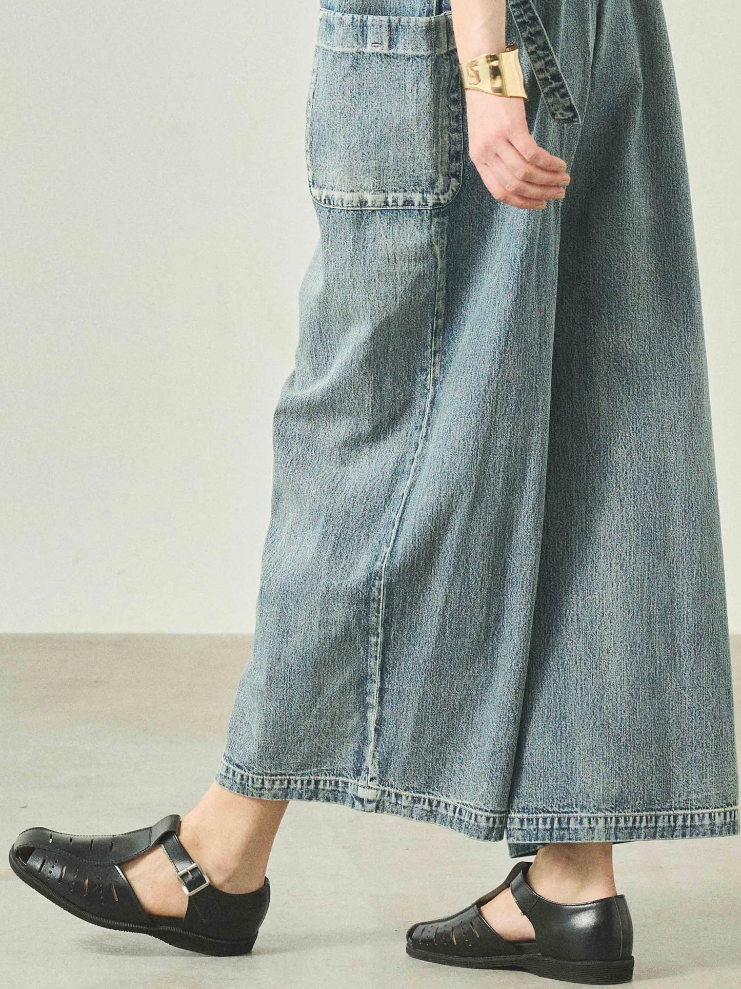 Kha:ki "V-NECK OVERALLS"