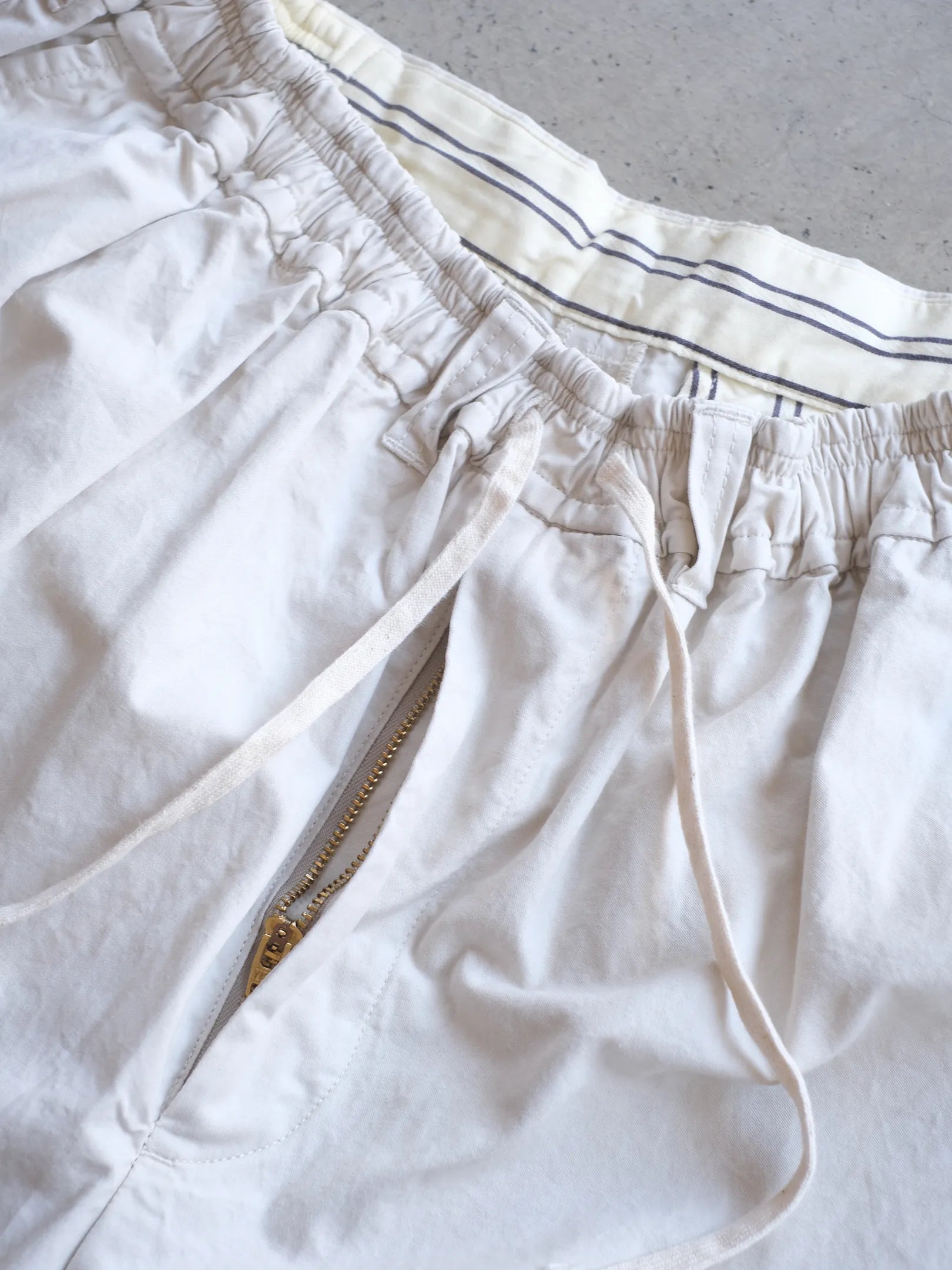 児島新鮮組  "BIG BULB SHORTS (STONE)"