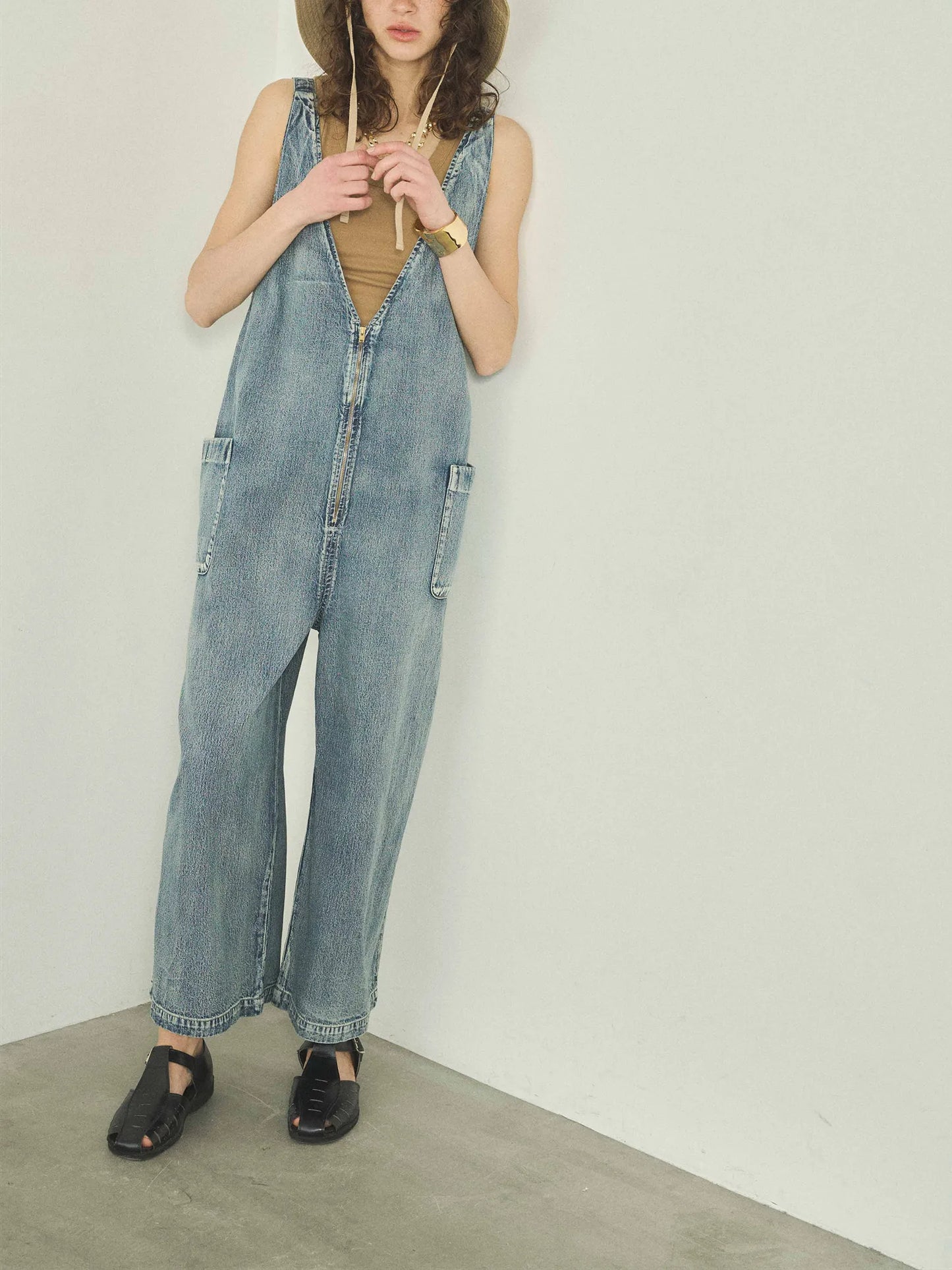 Kha:ki "V-NECK OVERALLS"