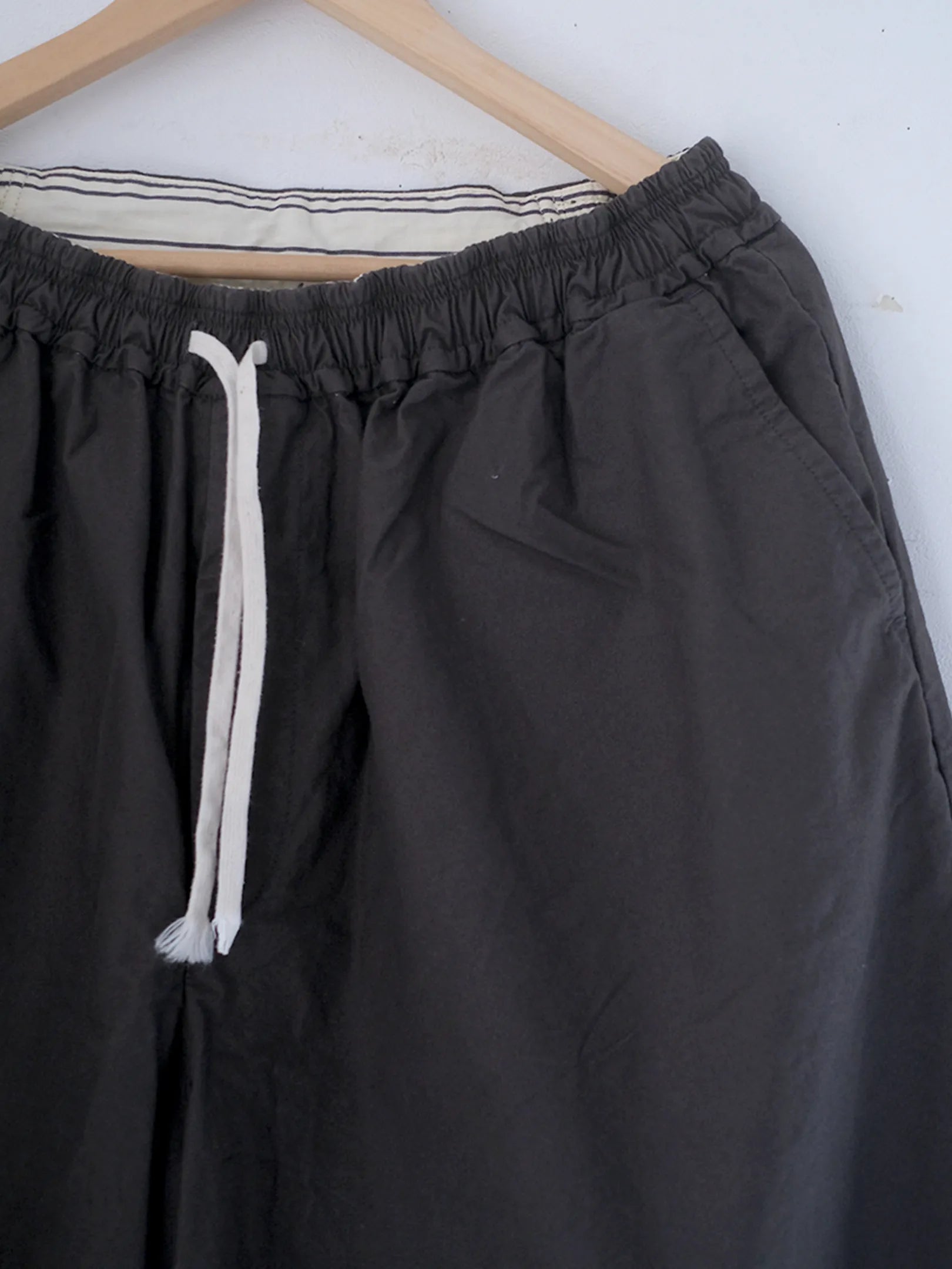 児島新鮮組  "BIG BULB SHORTS (BROWN)"