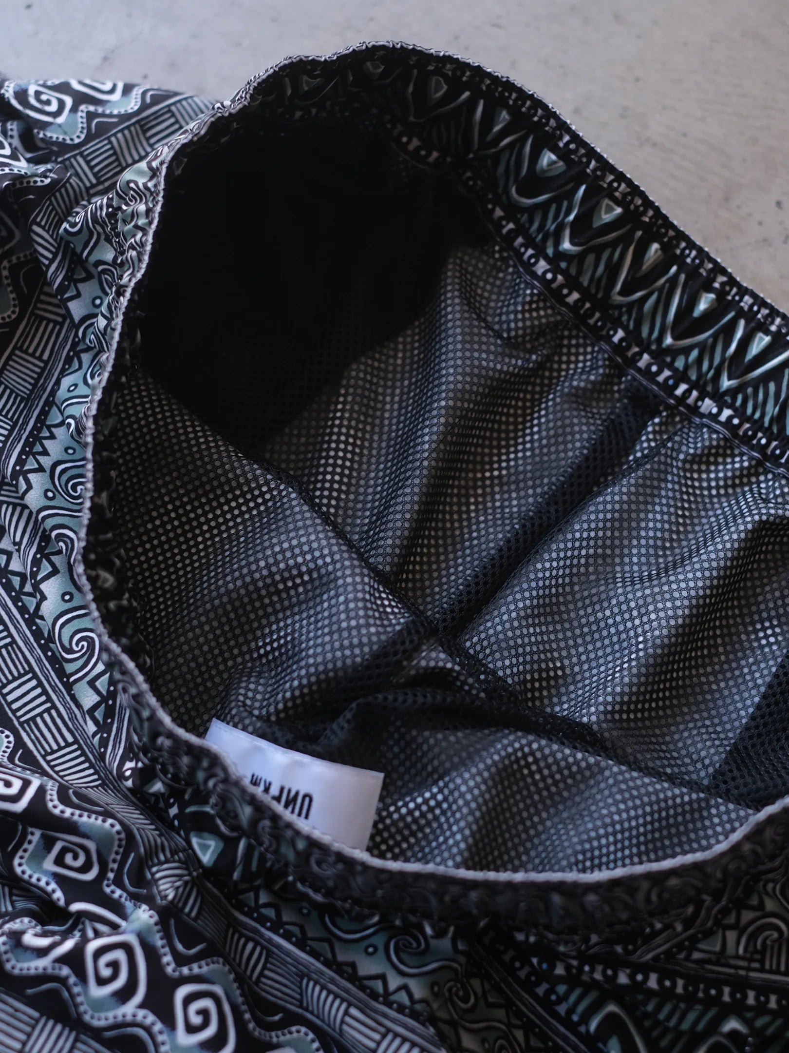 UNFRM "2WAY BAGGY SURF 80s RETRO BORDER SHORTS(BLACK)"