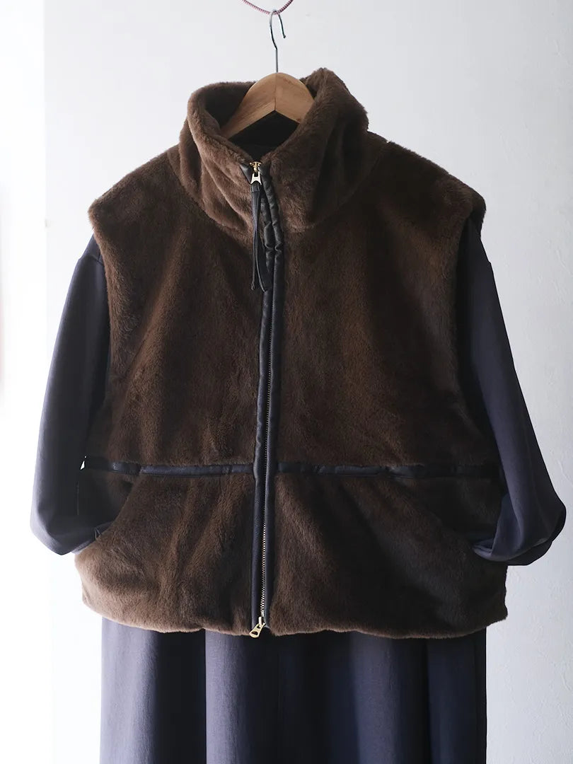 Kha:ki "STAND COLLAR FUR VEST"