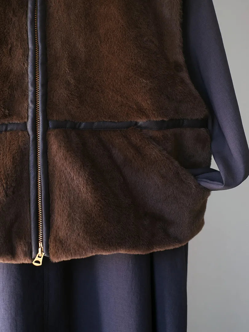 Kha:ki "STAND COLLAR FUR VEST"