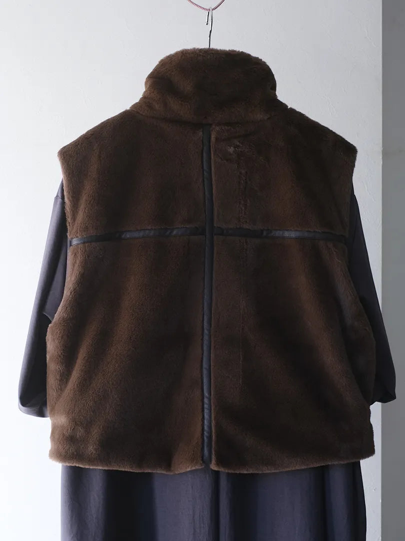 Kha:ki "STAND COLLAR FUR VEST"