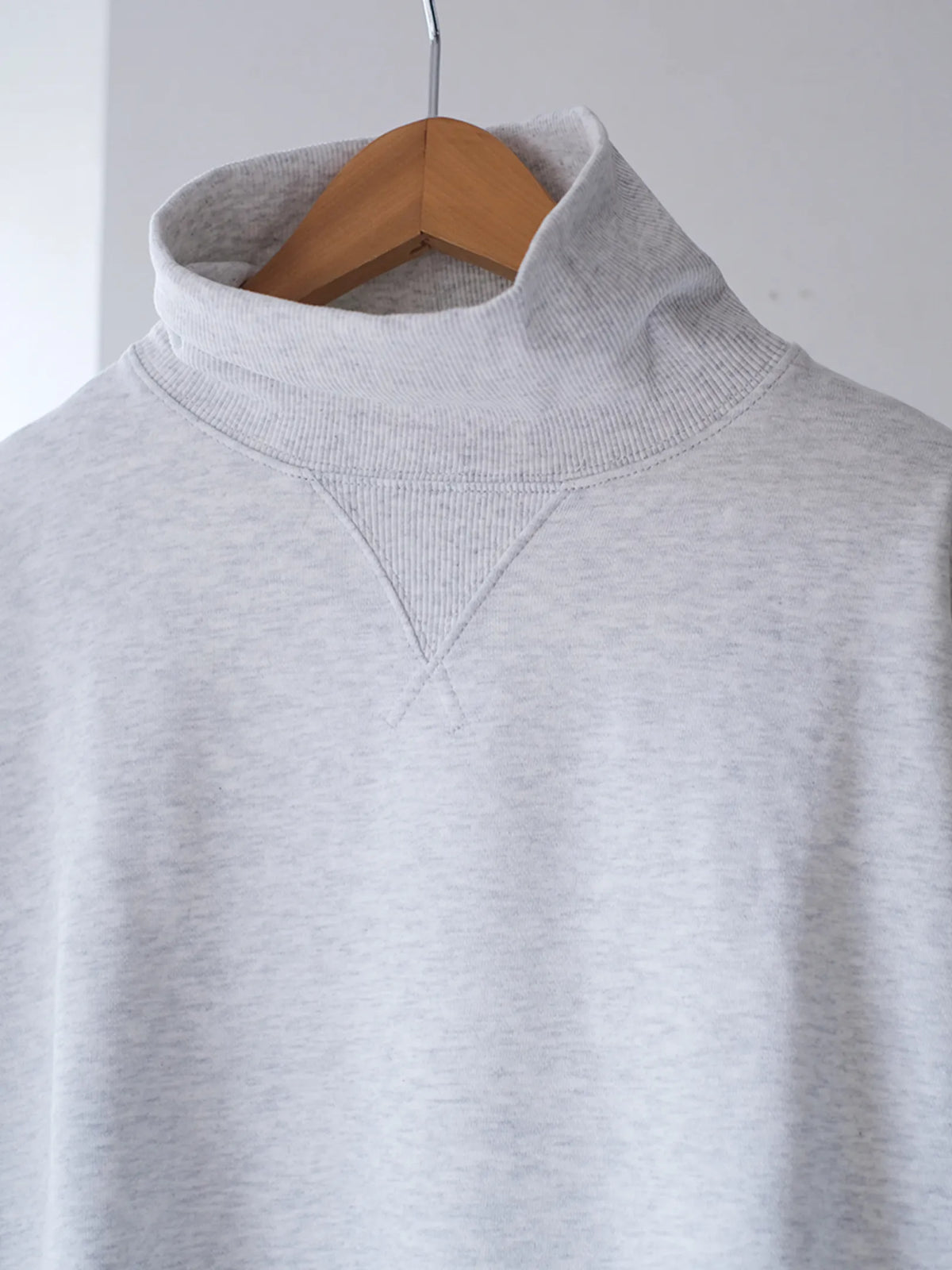 Kha:ki "HIGH NECK SWEAT SHIRT (3colors)"