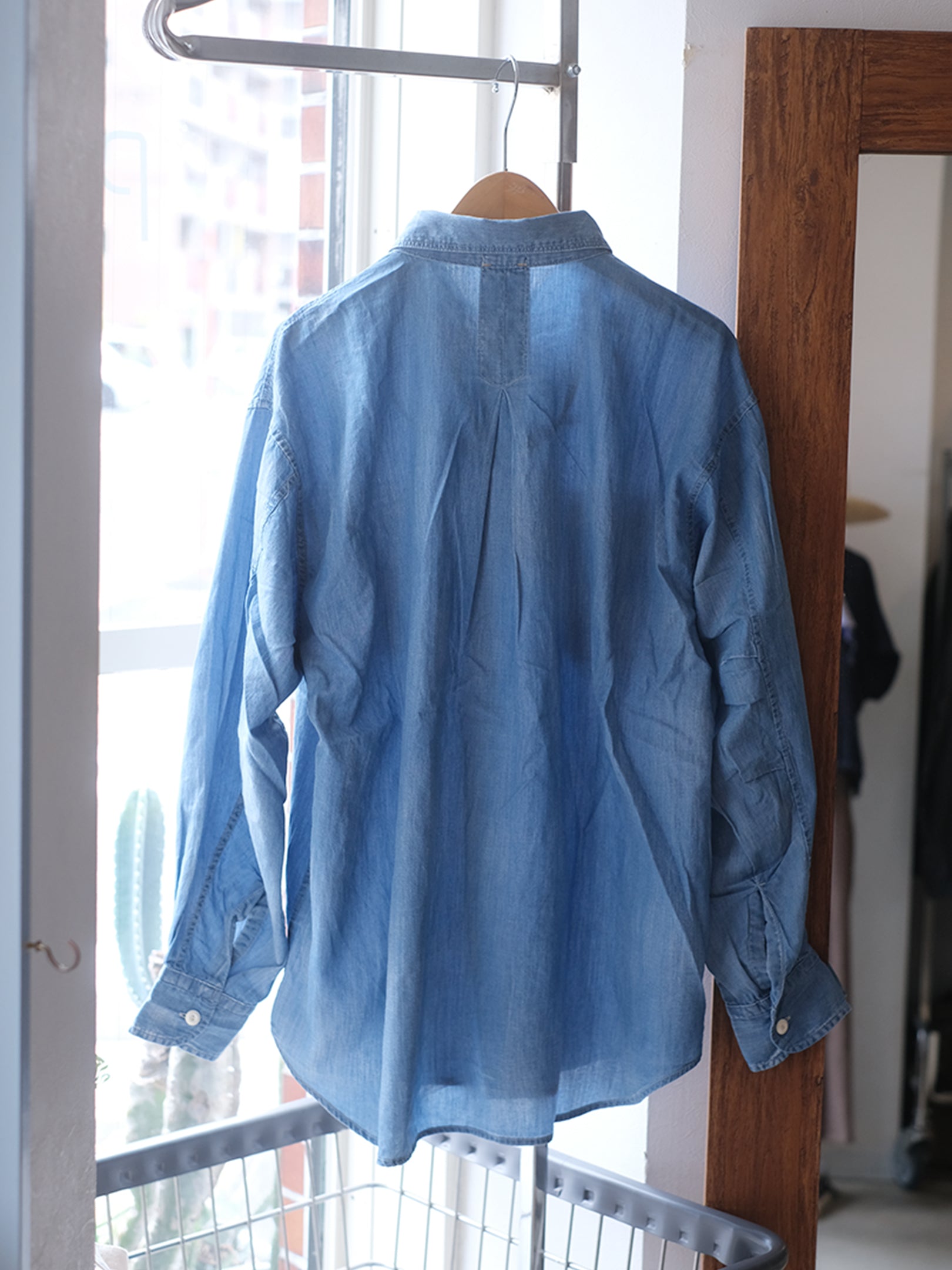 Kha:ki "2WAY WIDE DENIM SHIRT"
