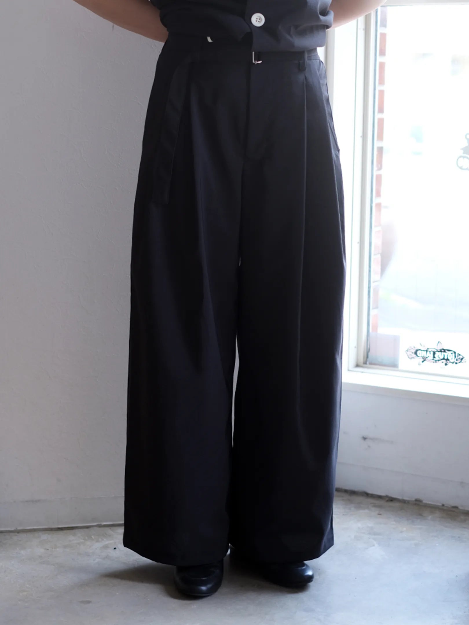 manon "TAFFETA TWO TUCK WIDE PANTS"(2colors)