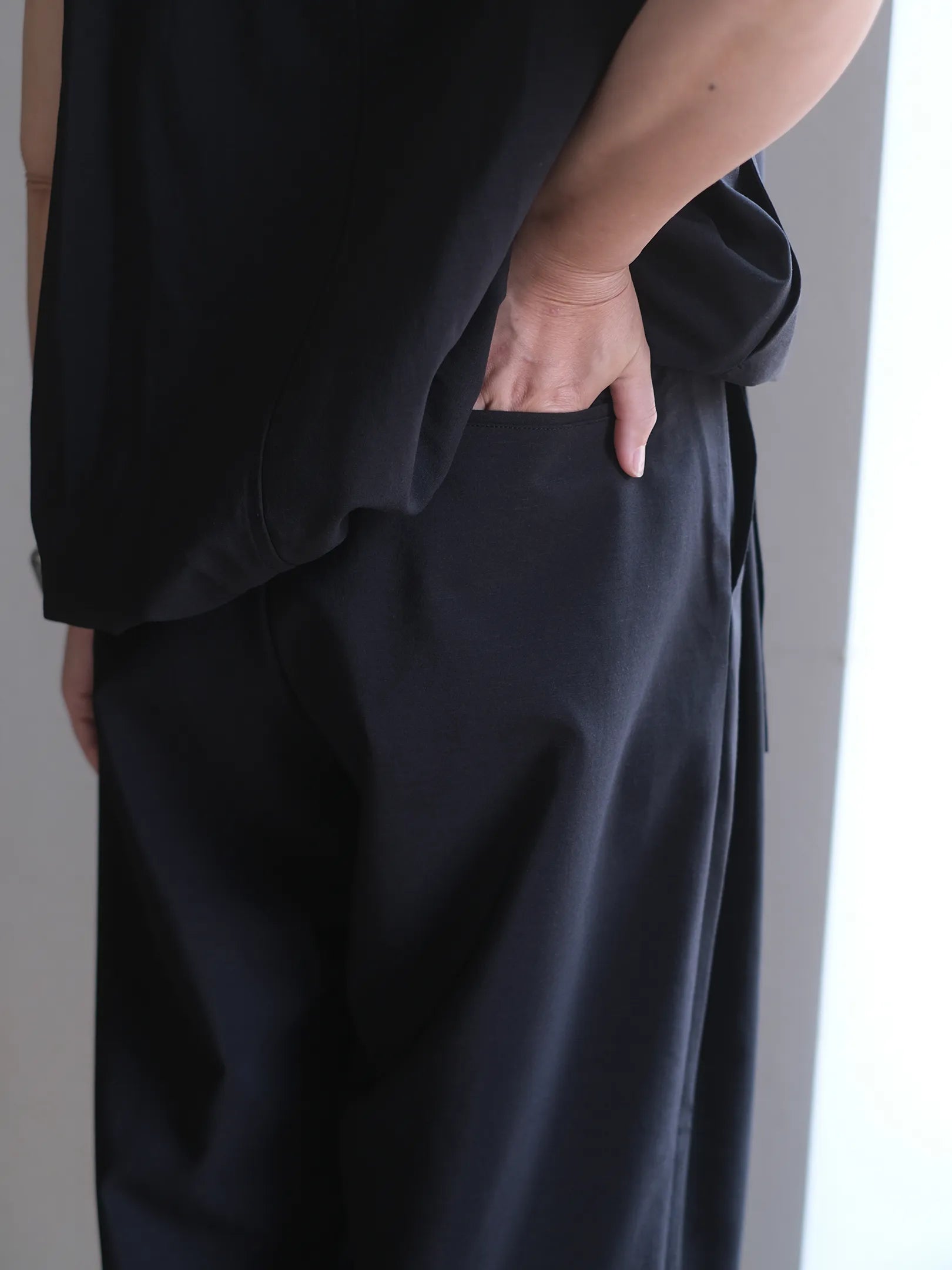 manon "TAFFETA TWO TUCK WIDE PANTS"(2colors)