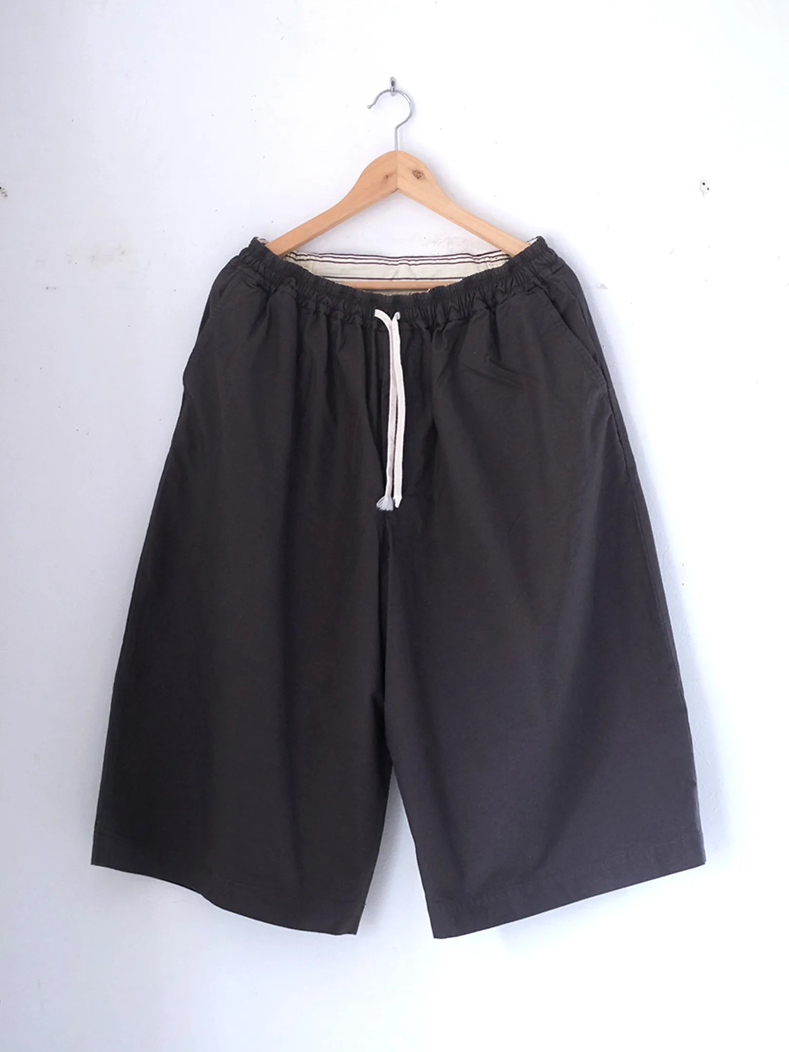 児島新鮮組  "BIG BULB SHORTS (BROWN)"