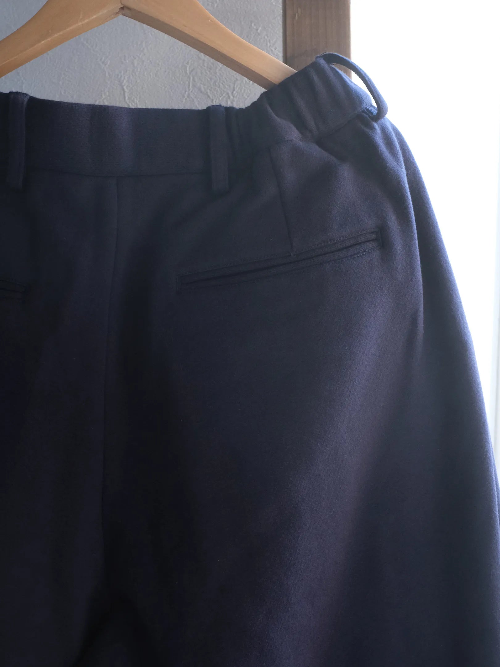 THE SUNNY "SWEAT TWO TUCK PANTS / NAVY"