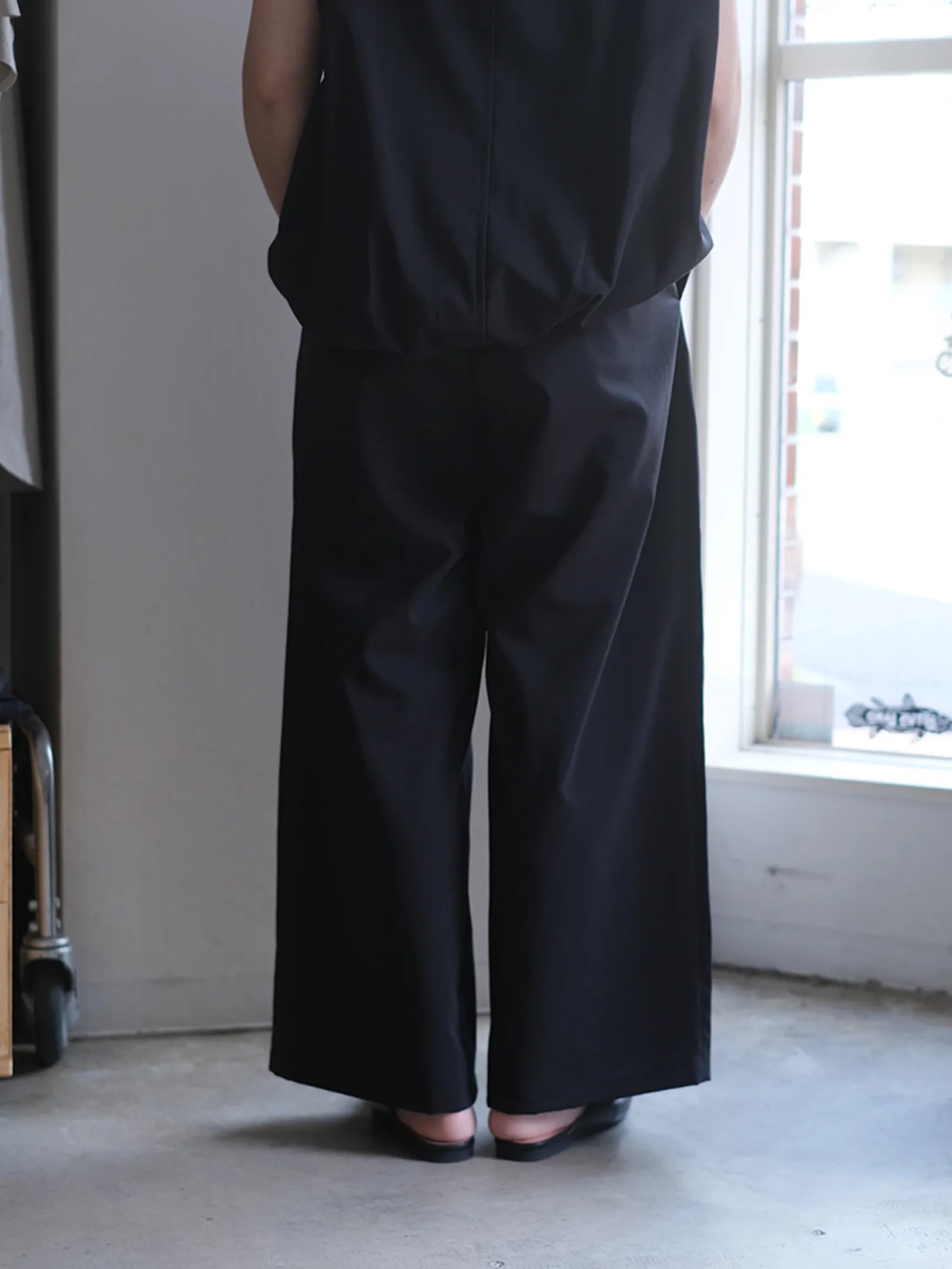 manon "TAFFETA TWO TUCK WIDE PANTS"(2colors)