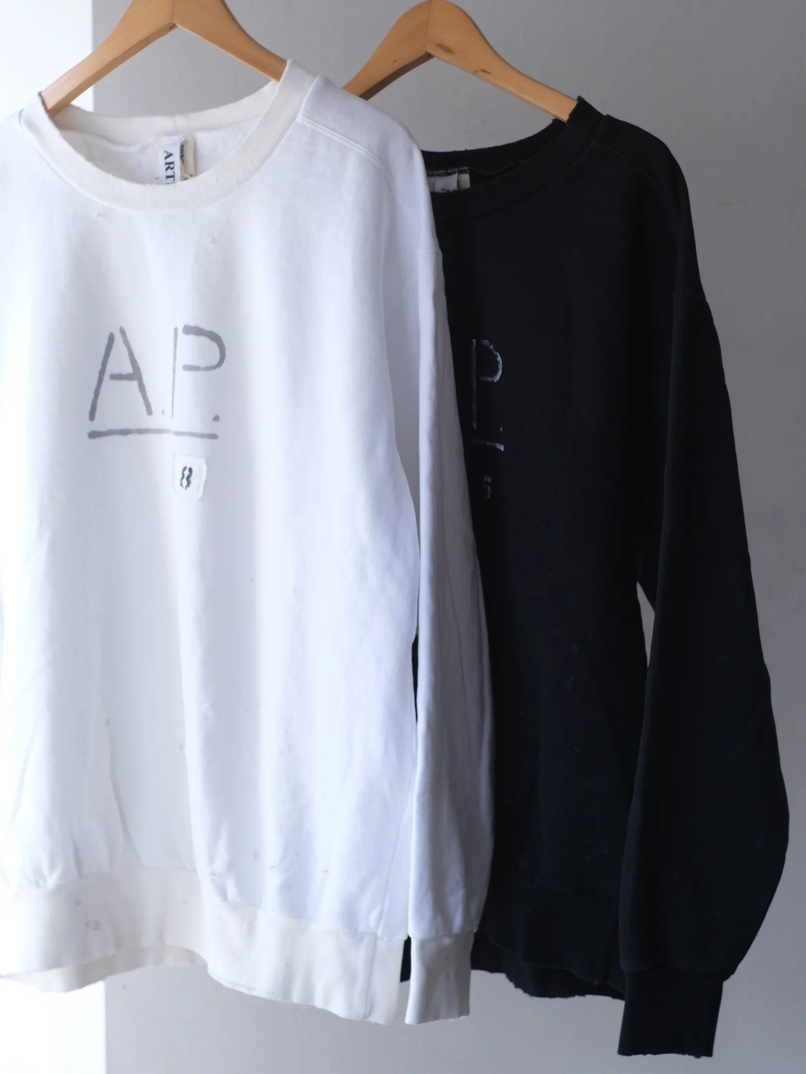 ARTE POVERA "A.P 10YEARS DAMEGED SWEAT (2colors)"