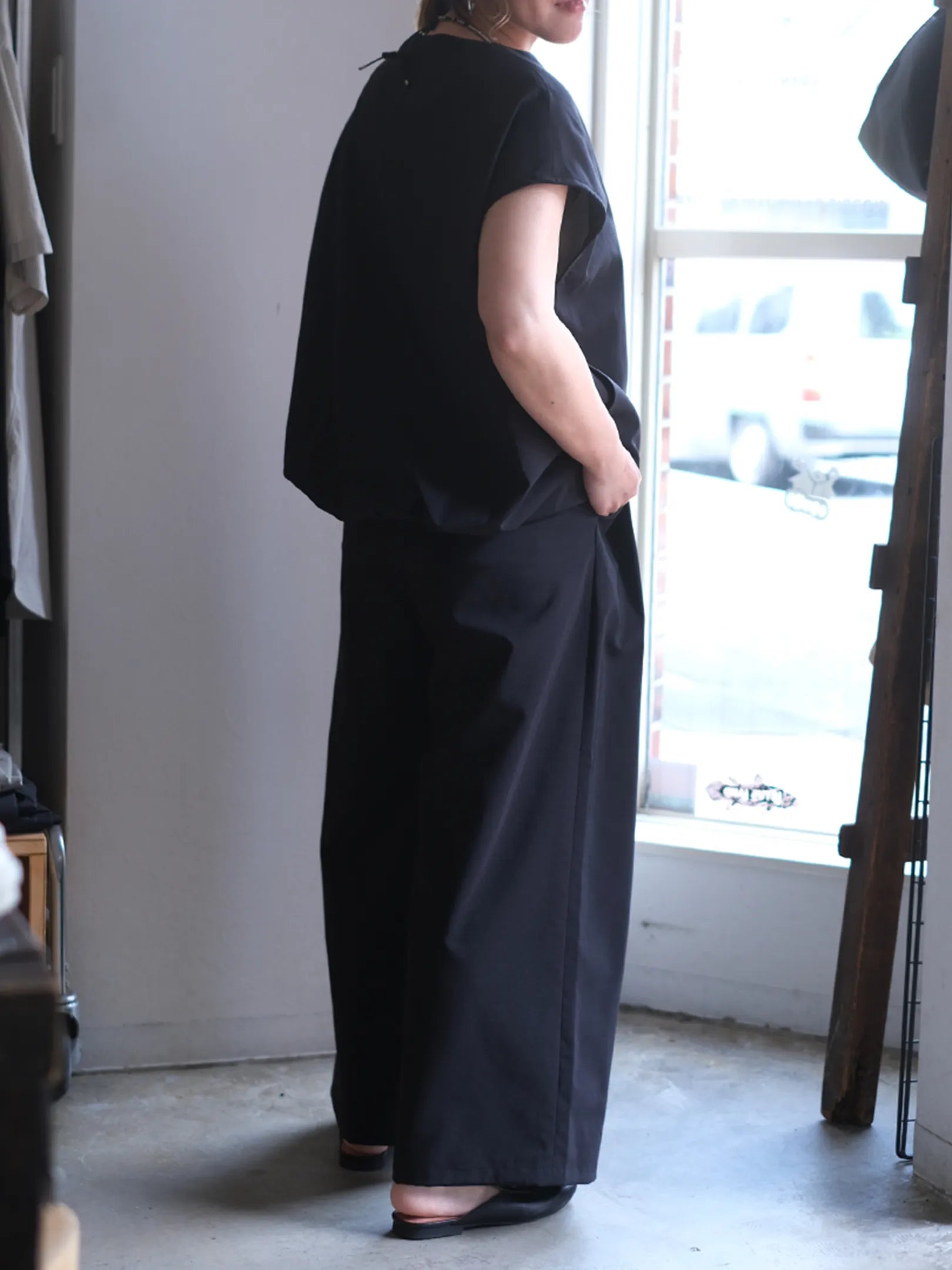 manon "TAFFETA TWO TUCK WIDE PANTS"(2colors)