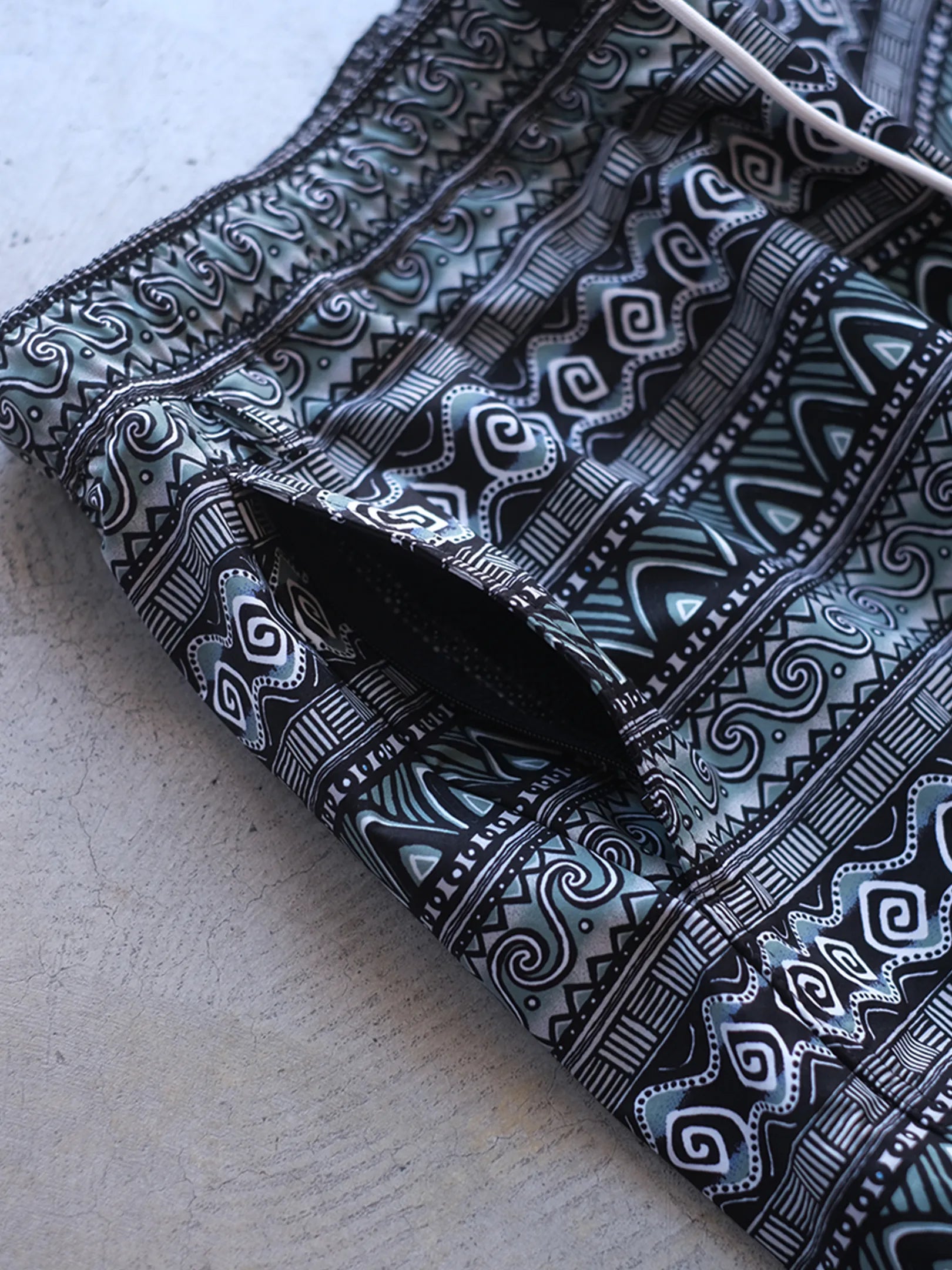 UNFRM "2WAY BAGGY SURF 80s RETRO BORDER SHORTS(BLACK)"