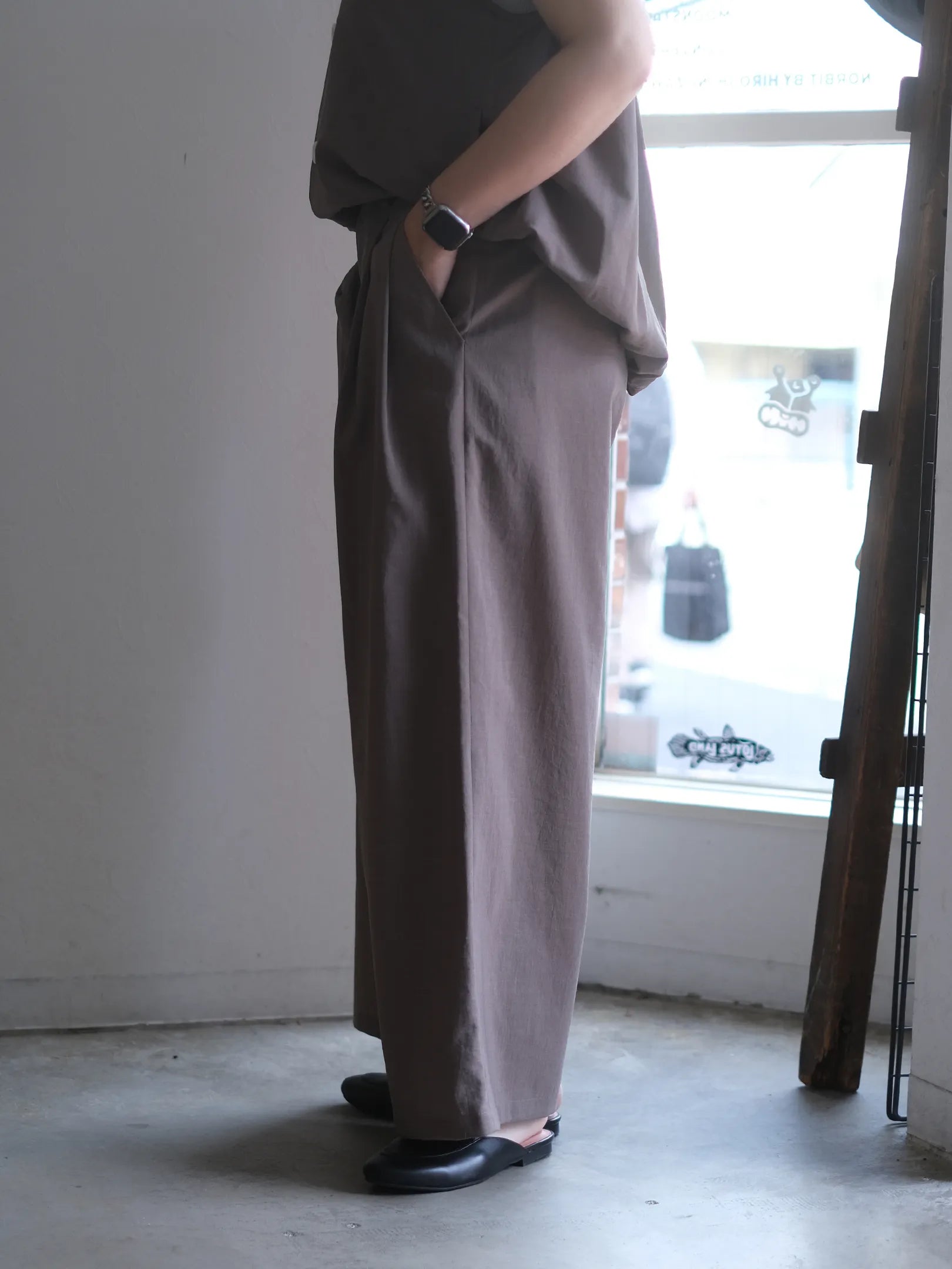 manon "TAFFETA TWO TUCK WIDE PANTS"(2colors)