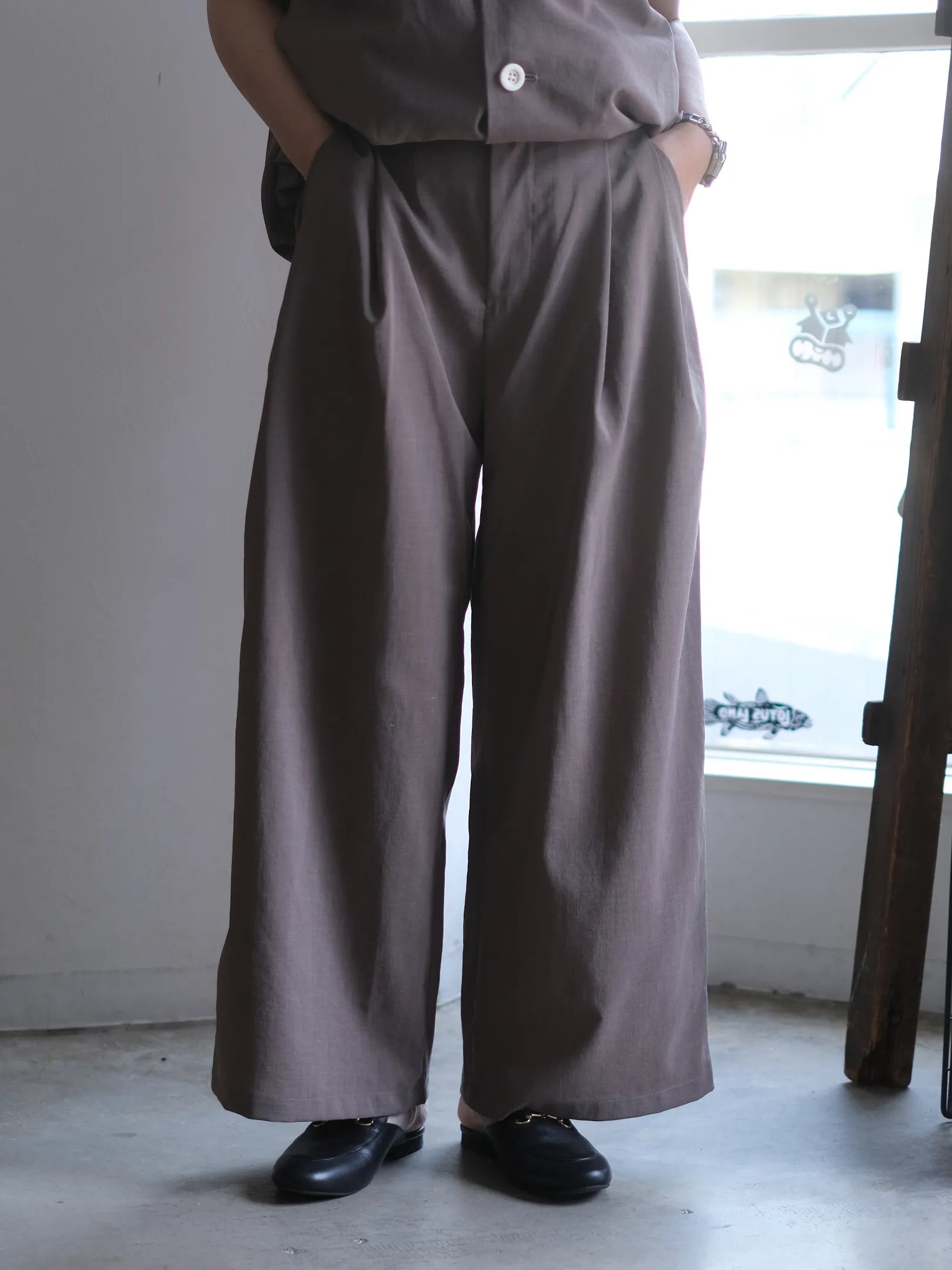 manon "TAFFETA TWO TUCK WIDE PANTS"(2colors)