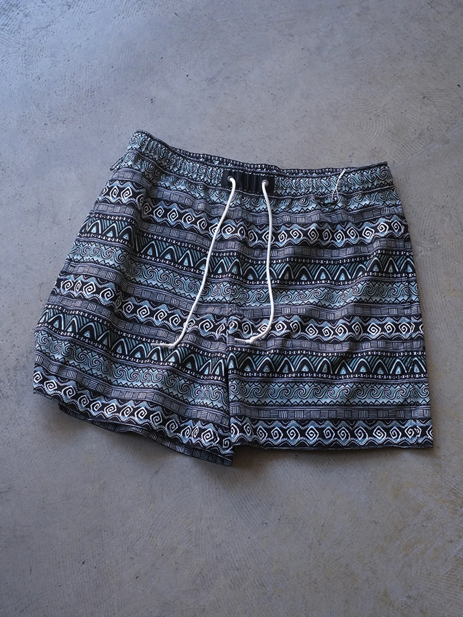UNFRM "2WAY BAGGY SURF 80s RETRO BORDER SHORTS(BLACK)"
