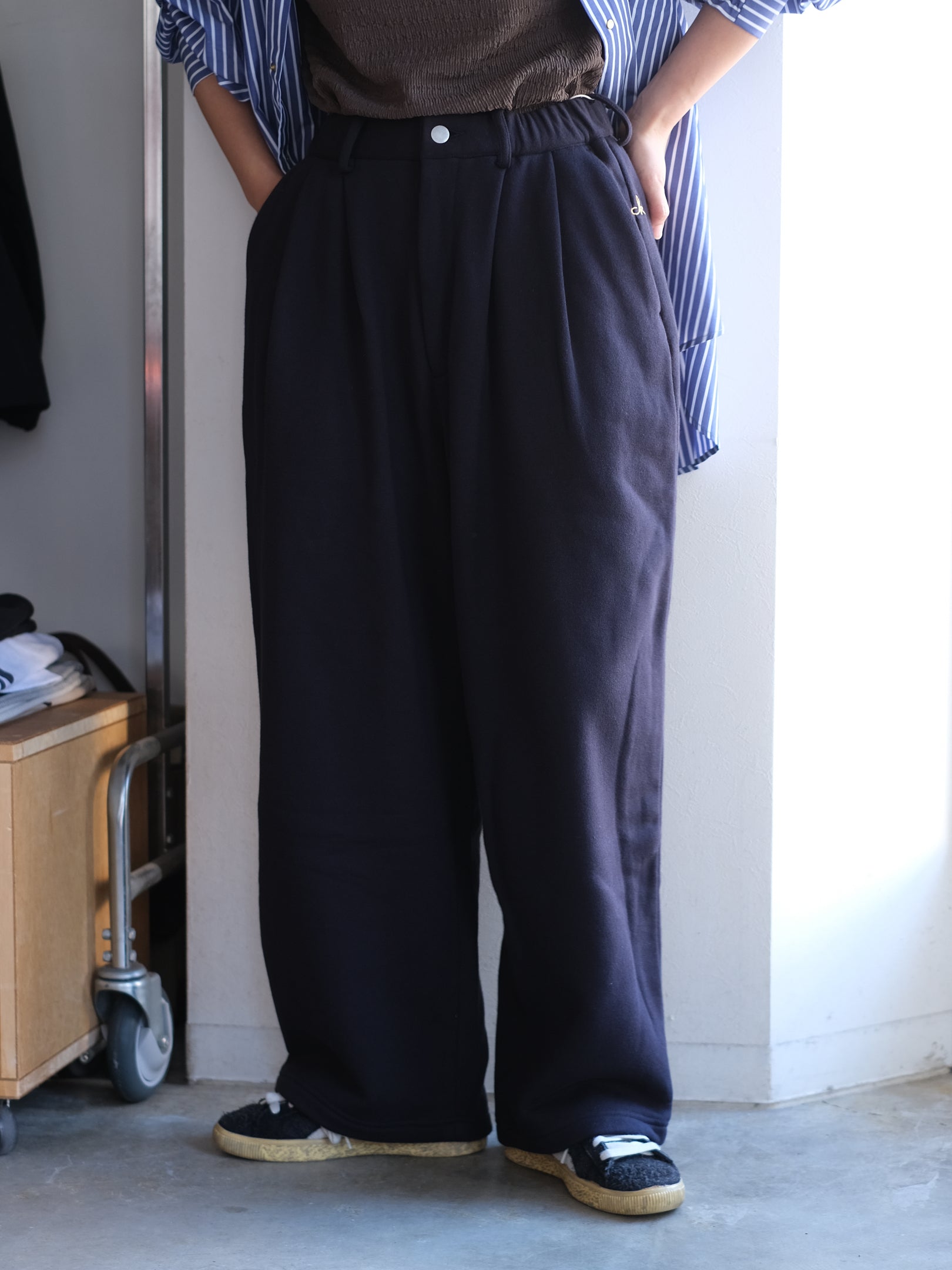 THE SUNNY "SWEAT TWO TUCK PANTS / NAVY"