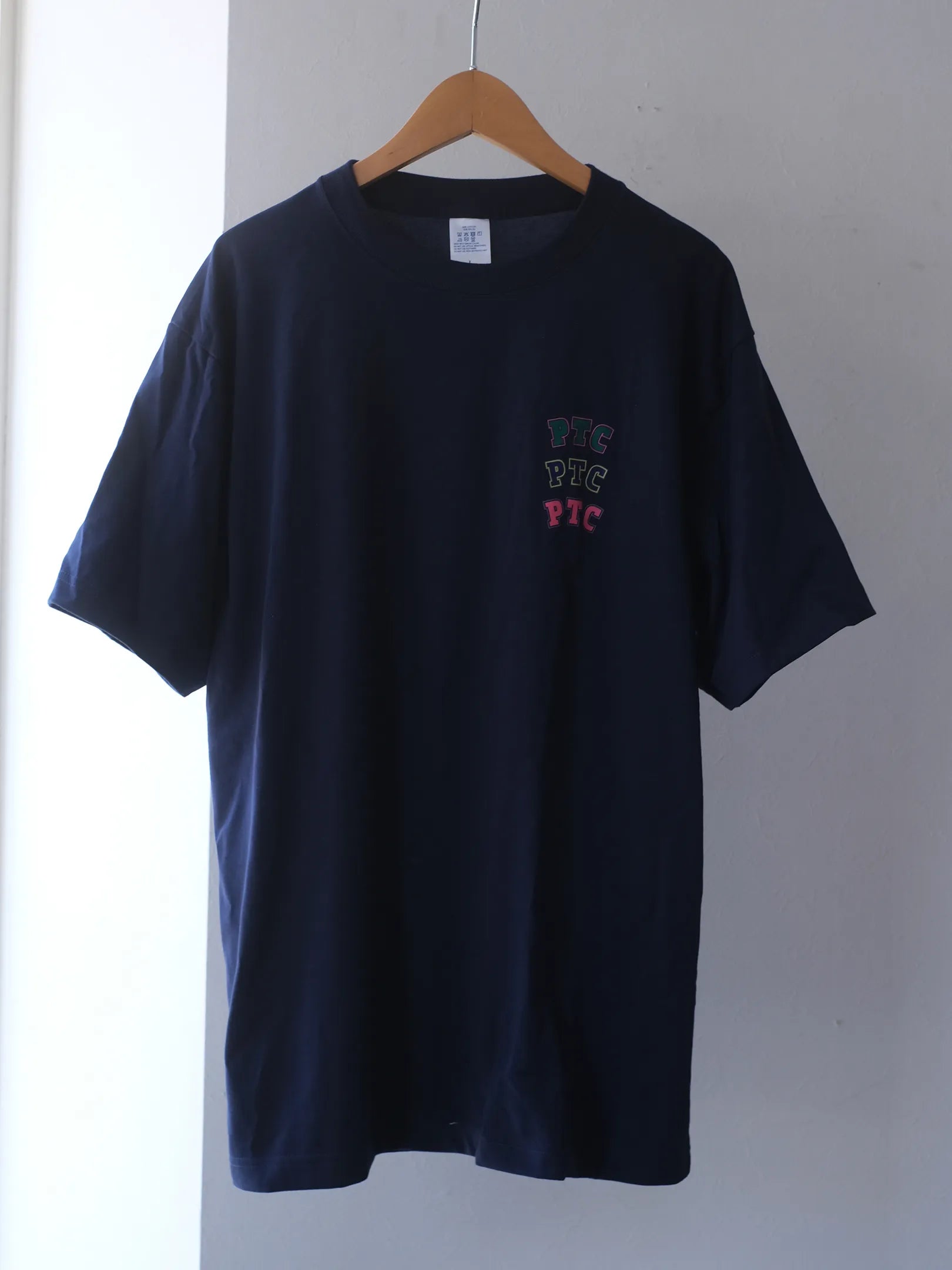 ⚫︎PRE-ORDER  PTC by Panio " MINI COLLEGE LOGO COOL TOUCH S/STee(2colors)"